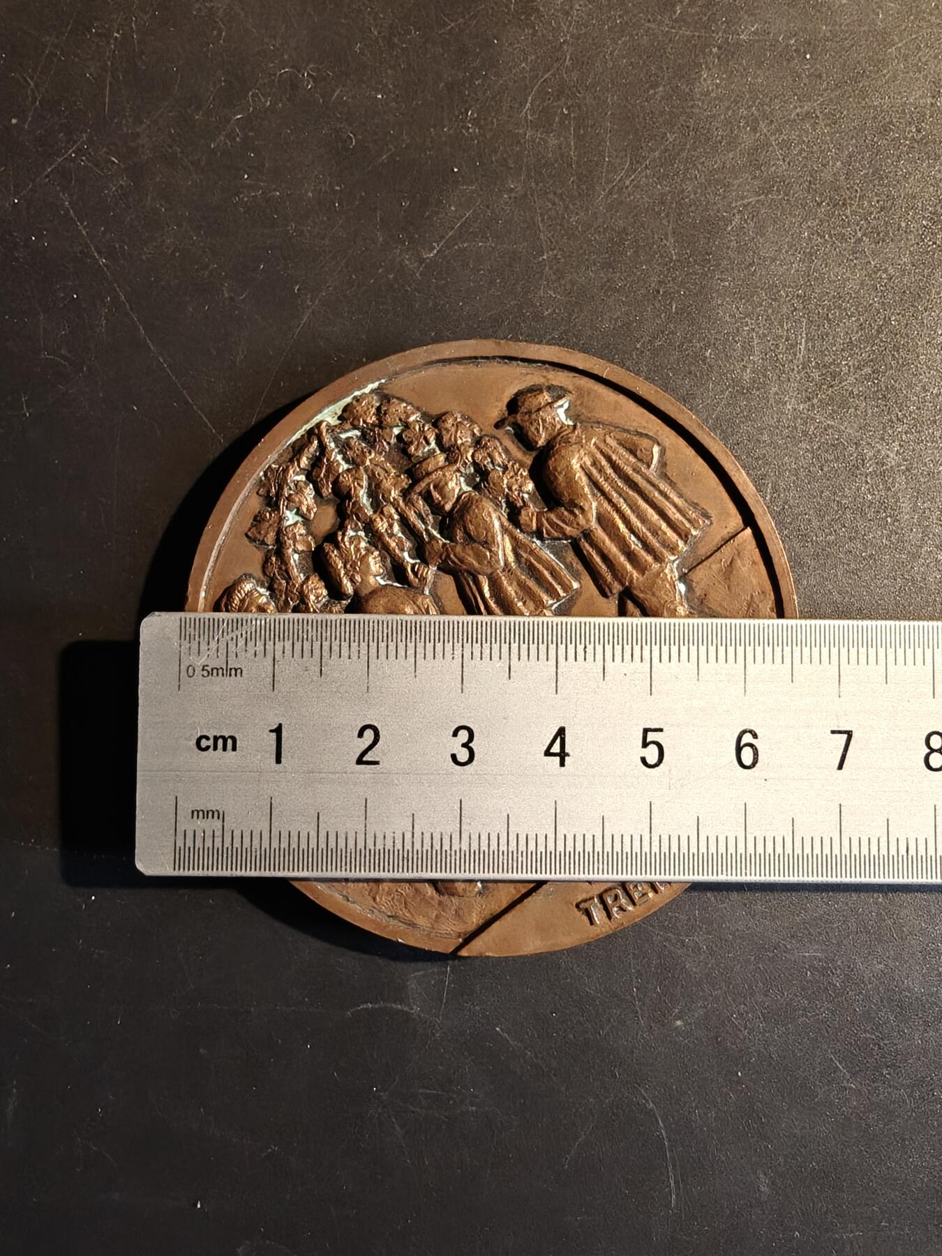 老王徽章第167期 法国南部朗格多克地区葡萄酒行会大铜章     该地区以葡萄酒产业闻名    正面描绘了四个人在葡萄藤下跳舞的场景，称为“葡萄架之舞”或“藤蔓之舞”      直径66mm.     重量144.7g 