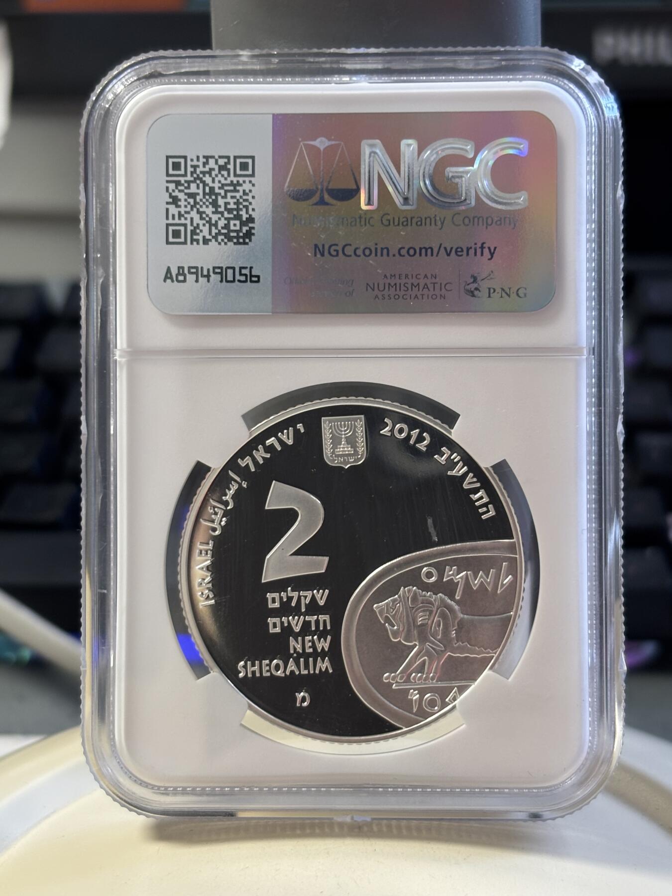 第183期拍卖 以色列2012年圣经系列美吉多山2新谢克尔PROOF银币NGC PF69UC，发行量3000枚，999银。美吉多山是《圣经·启示录》中世界末日善与恶最终决战之地，正面设计陶壶和山谷，通过透视图技法，尤其是山谷及通向内部的栈道，给人一种向里走的感觉，在二维平面银币表现出三维立体効果。原盒证封齐全。