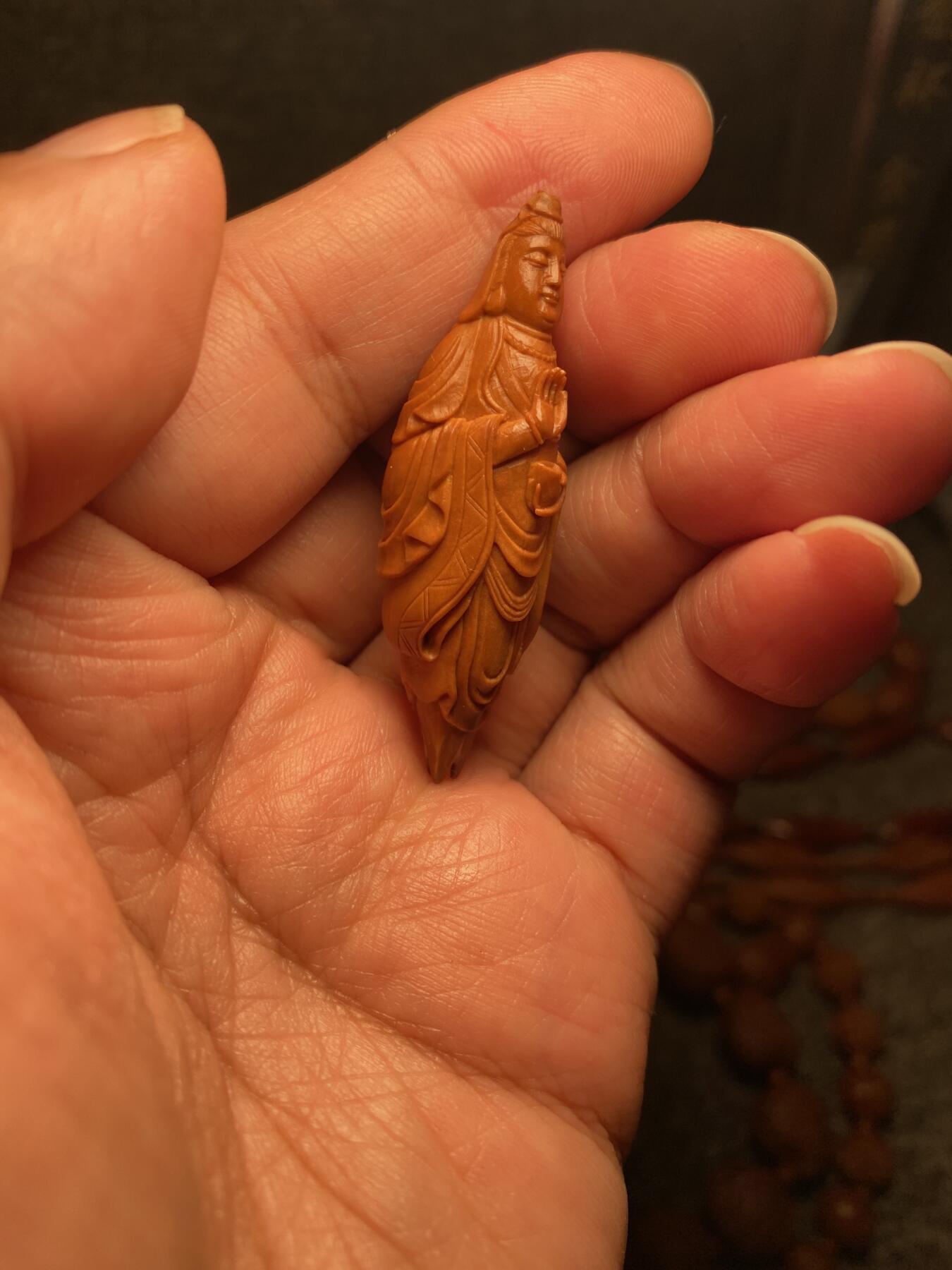 中国非物质文化遗产，苏工核雕 福利苏工核雕，纯手工雕刻，老苏工精品观音姐姐，个性十足，等待有缘人尺寸1。65x5.3喜欢的来