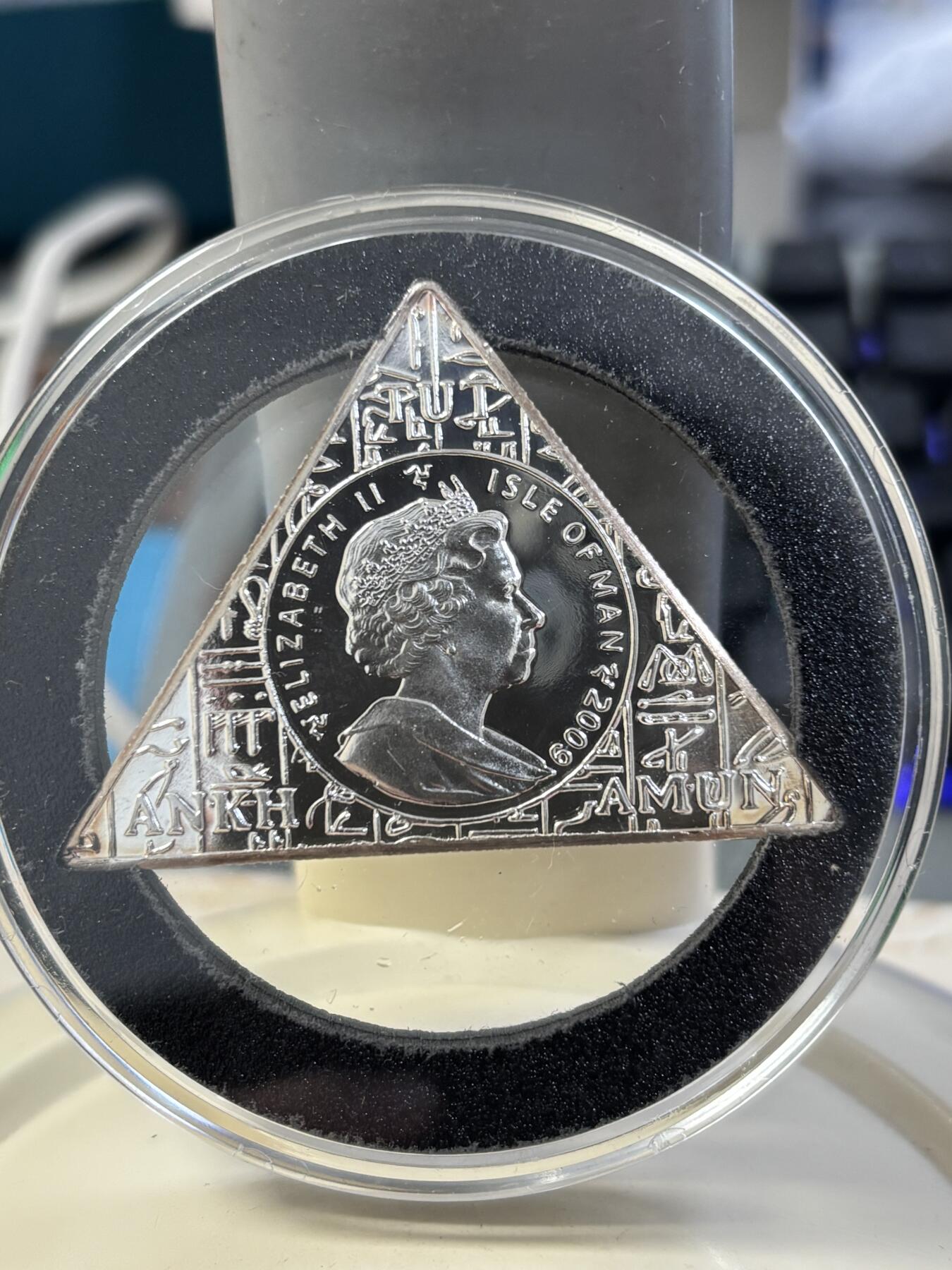 第184期拍卖 马恩2009年古埃及图坦卡门壁画三角纪念银币，999银，1盎司，发行3000枚