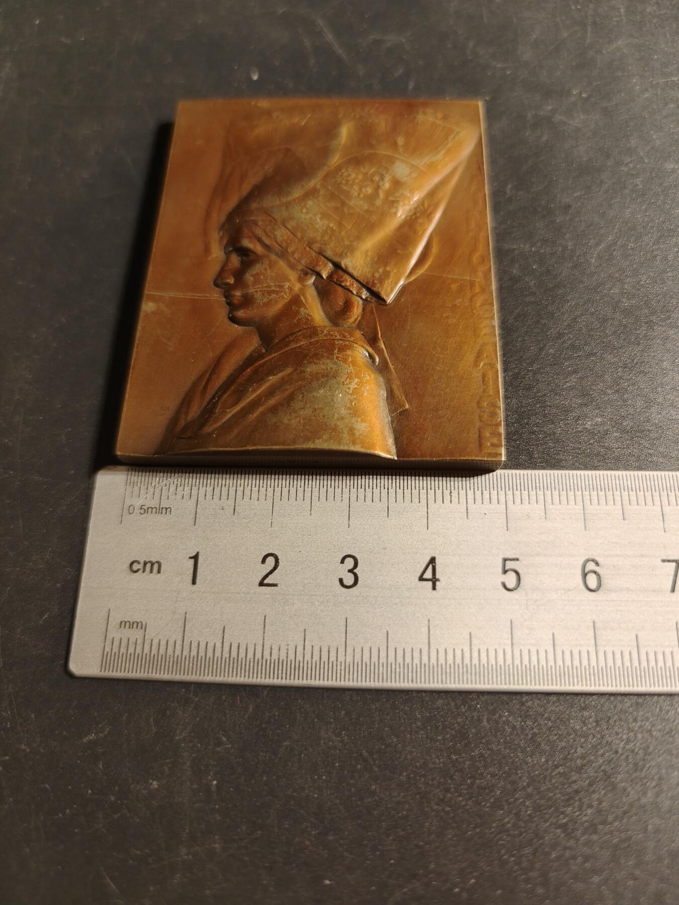 老王徽章第167期 法国传统女性方形纪念章     高浮雕     尺寸48×63mm.    重量110.8g