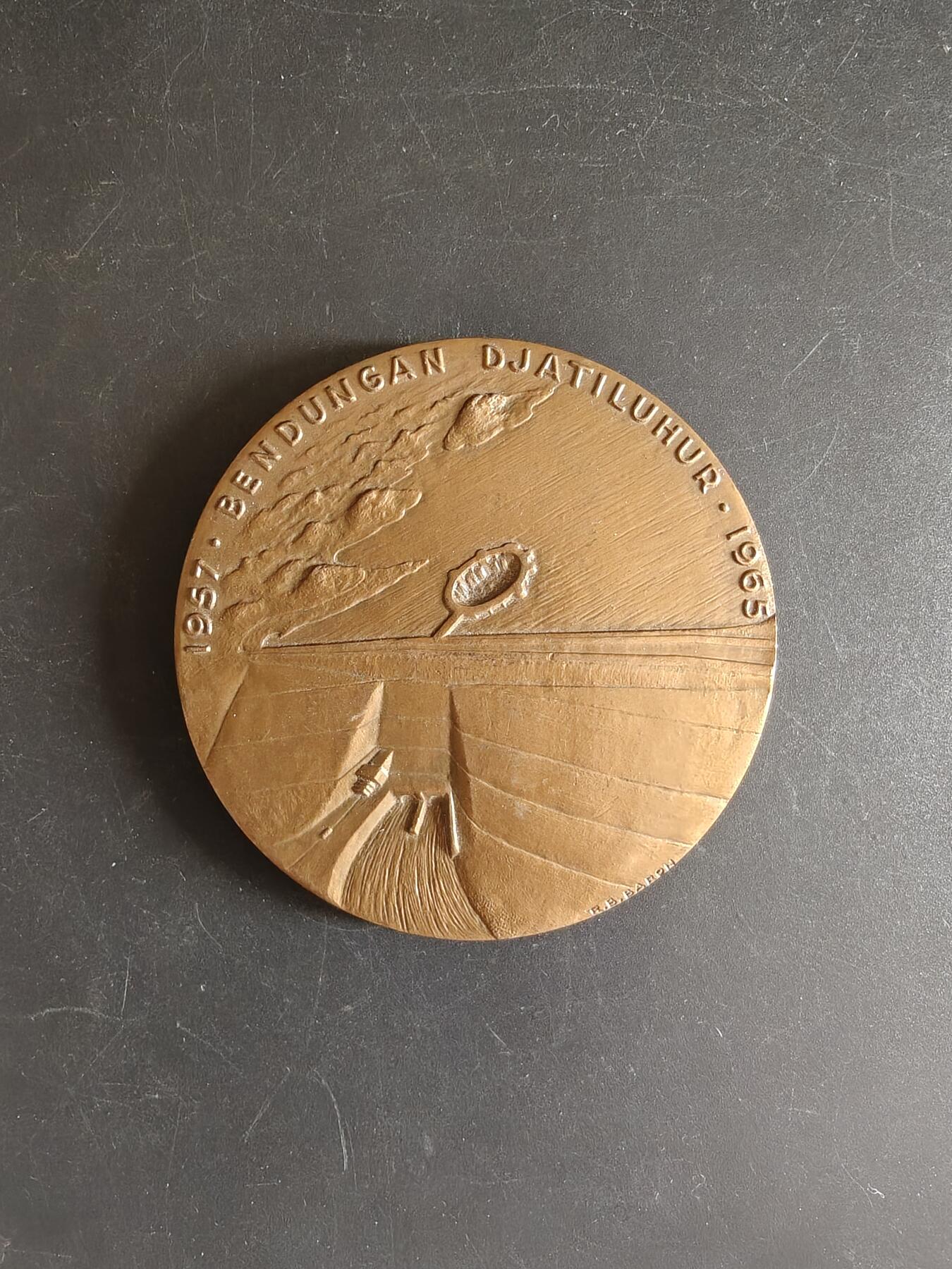 老王徽章第167期 印度尼西亚公共工程和能源部与法国合作建设大坝工程大铜章       直径66mm.    重量171.4g   