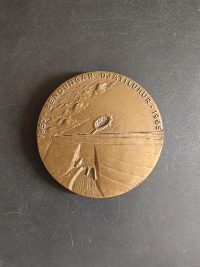 老王徽章第167期 - 印度尼西亚公共工程和能源部与法国合作建设大坝工程大铜章       直径66mm.    重量171.4g   