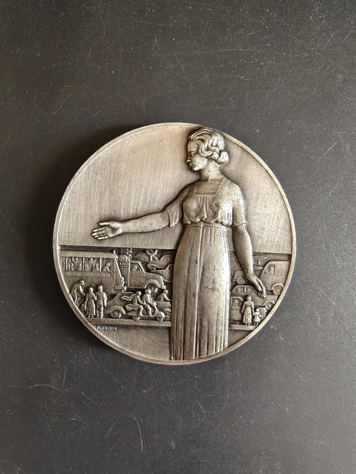 老王徽章第167期 法国道路交通安全委员会镀银大铜章     直径72mm    重量193g