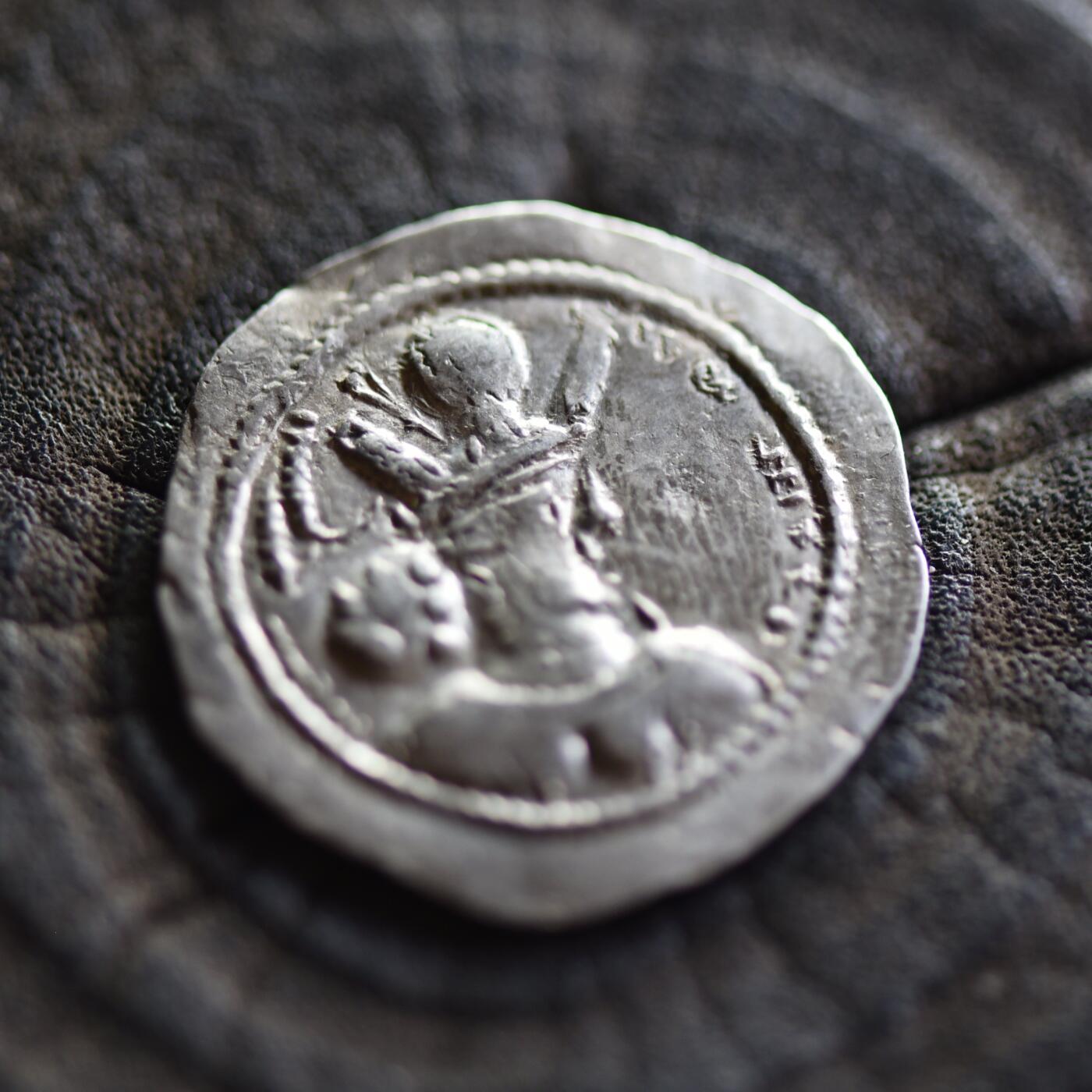 【良泉】【2025年最后一场】12月18日晚19.30点开拍！188组【直播场】西方古代钱币、丝路杂项、印章！ 公元309-379年【萨珊王朝】沙普尔二世，一德拉克马 银币，4.3克