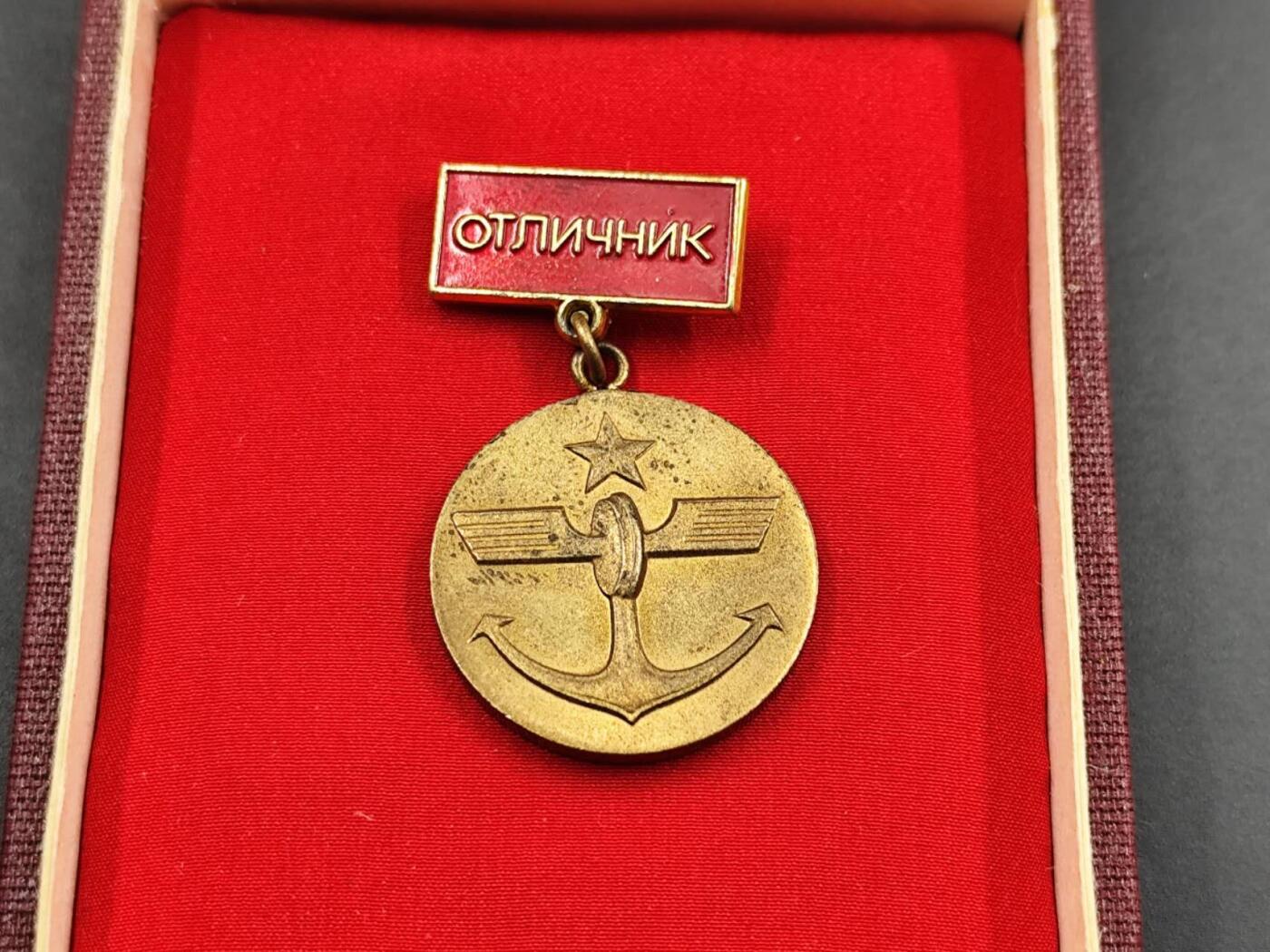 11月29日精品徽章专场 原盒附证书保加利亚优秀运输证章