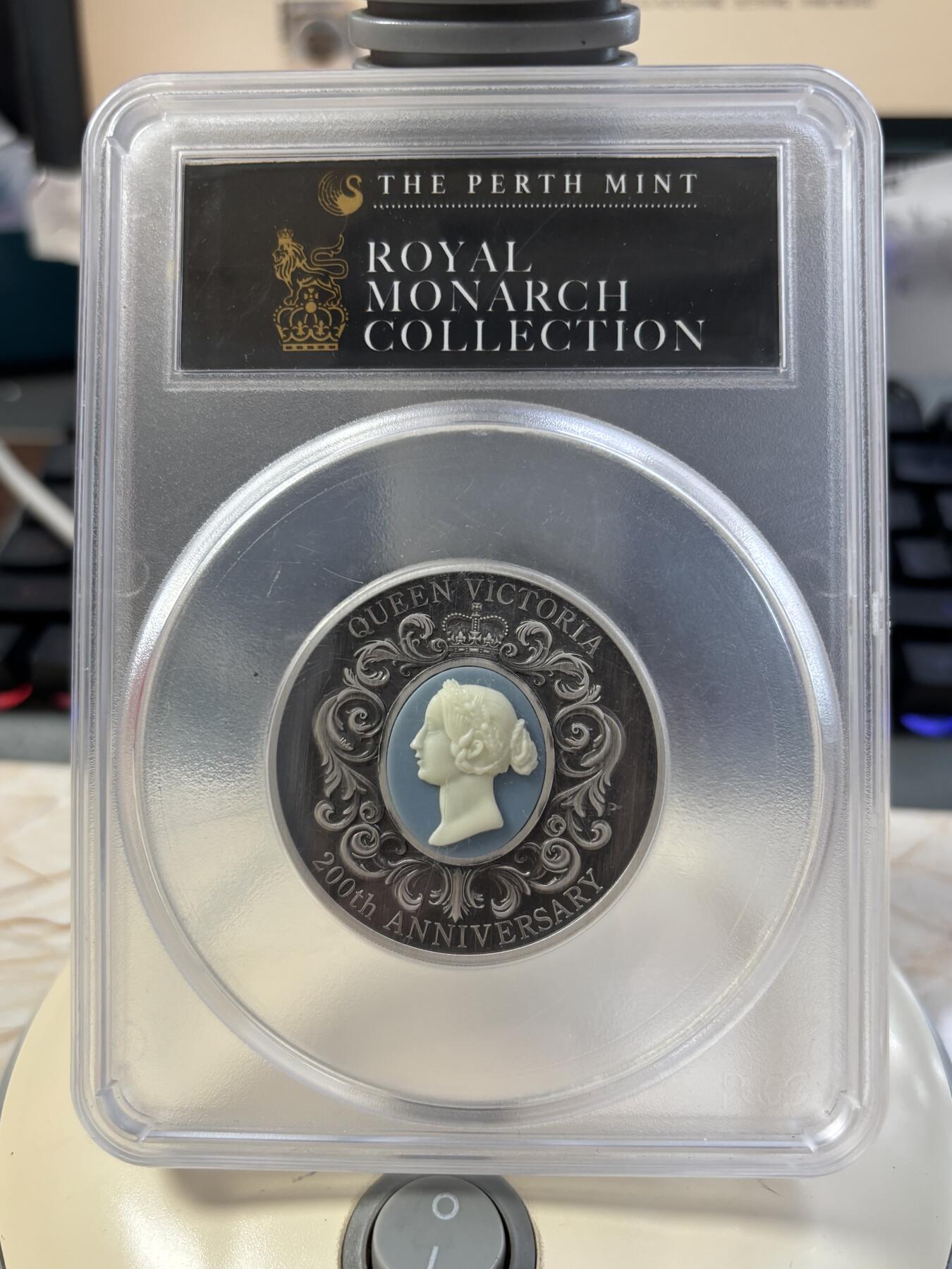 第184期拍卖 澳大利亚2019年维多利亚女王镶嵌银币PCGS-MS69，2盎司，9999银