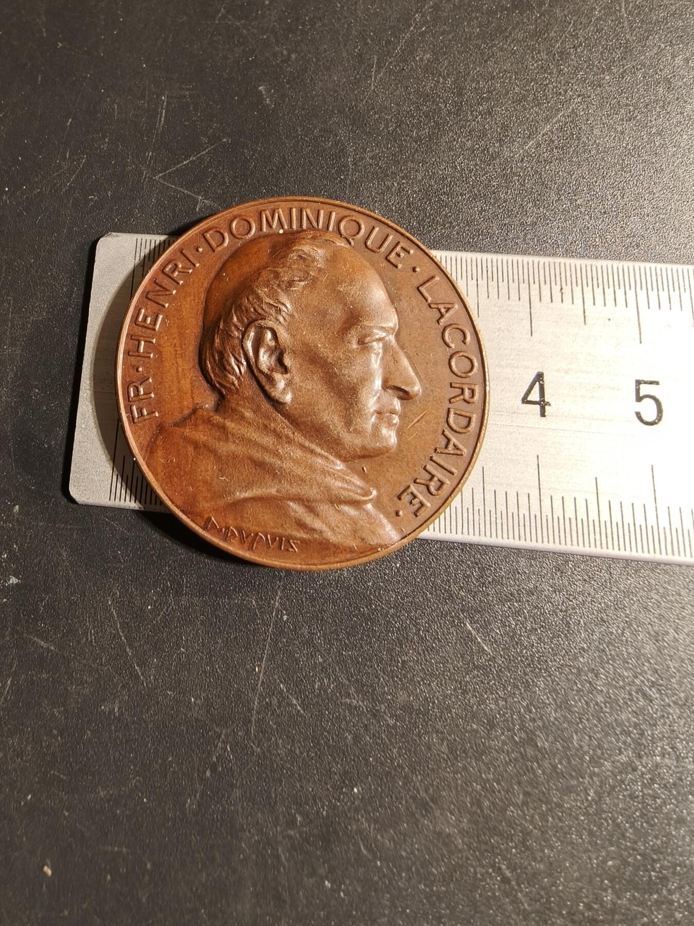 老王徽章第167期 法国苏雷兹学校大铜章     正面为法国著名政治家拉克代尔     直径36mm.    重量20.9g