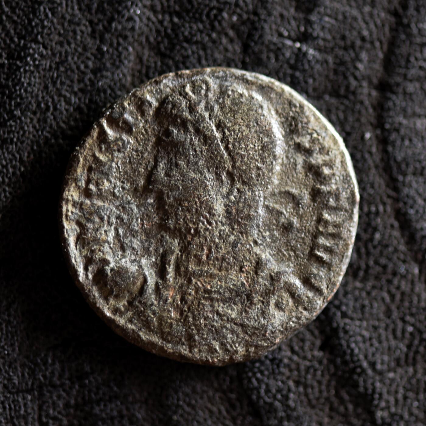 【良泉】【2025年最后一场】12月18日晚19.30点开拍！188组【直播场】西方古代钱币、丝路杂项、印章！ 【少见】公元348-351年【古罗马】君士坦提乌斯二世“士兵带领矮小身影走出树下的小屋”百分大铜币，塞萨洛尼基造币厂，3.89克