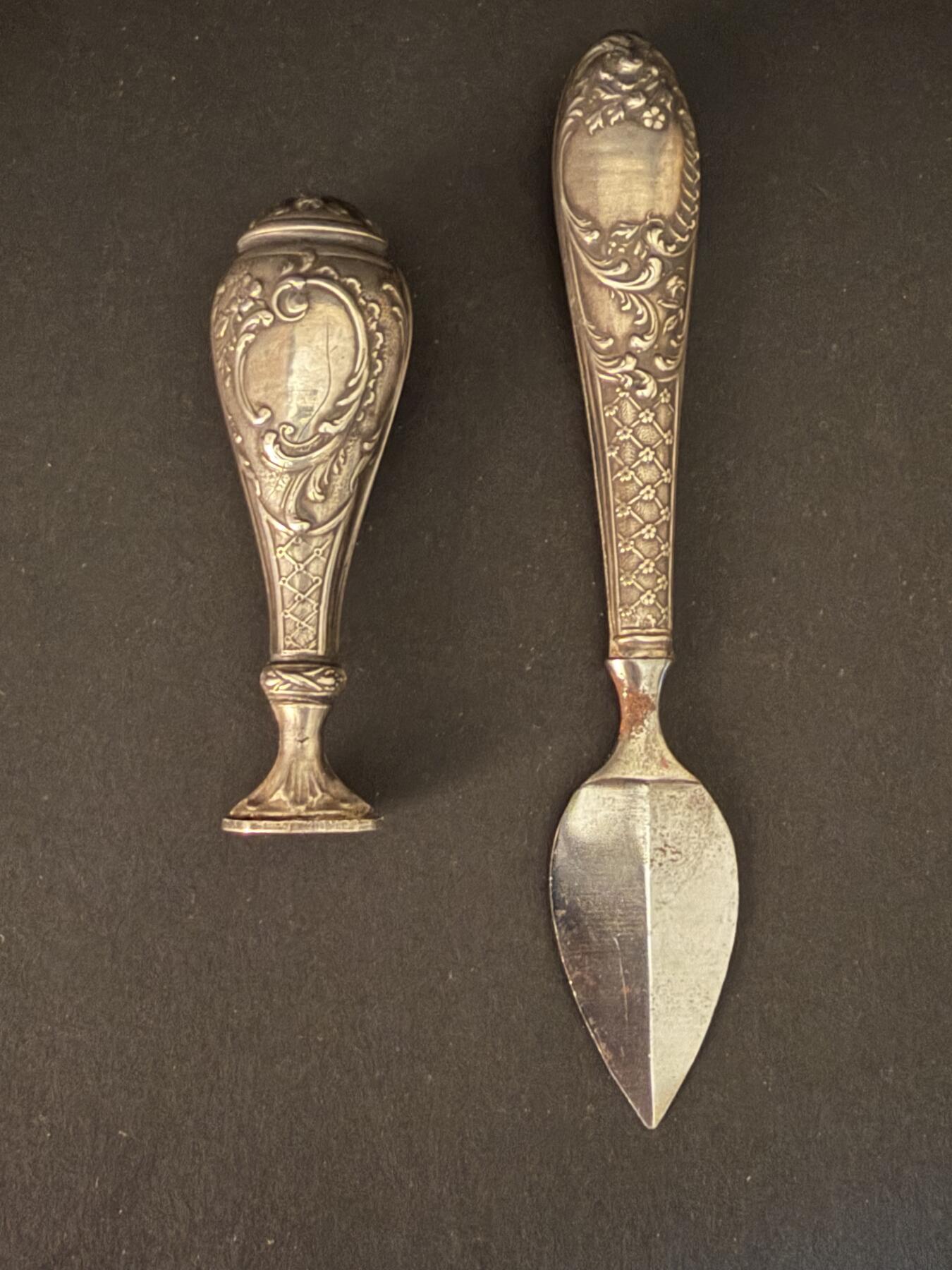 海外回流精品拍卖 法国回流纯银火漆印章与拆信刀套装 火漆印章尺寸：刀长约7.2cm，重18.5cm；拆信刀尺寸：12.6cm，20g。 雕花工艺精美。