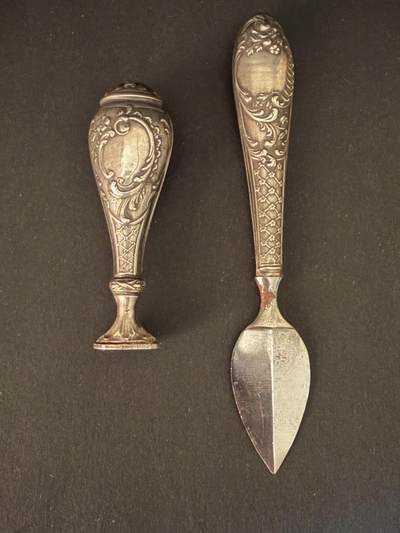 海外回流精品拍卖 - 法国回流纯银火漆印章与拆信刀套装 火漆印章尺寸：刀长约7.2cm，重18.5cm；拆信刀尺寸：12.6cm，20g。 雕花工艺精美。