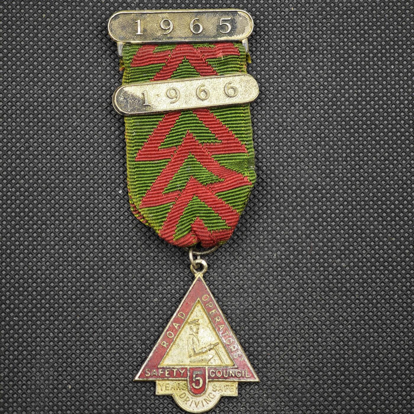 【淘币小摊】限时拍第八百一十六拍  纪念章场  满百包邮可预留两周  周一统一发货  1965-1966年安全驾驶竞赛司机奖章直径33mm