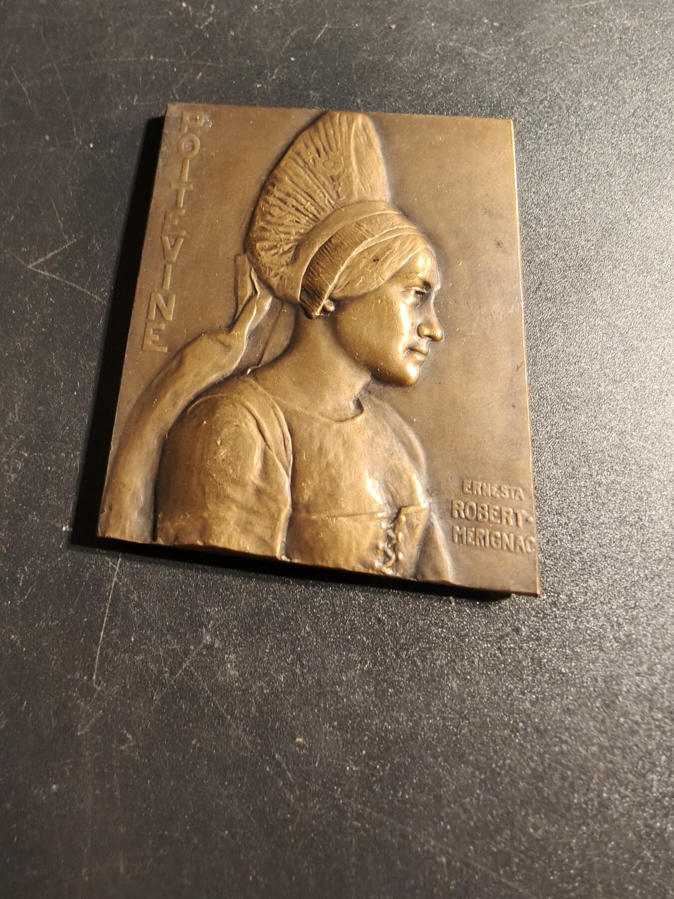 老王徽章第167期 法国波瓦图传统女性方形大铜章     高浮雕     尺寸64×48mm.    重量123.9g