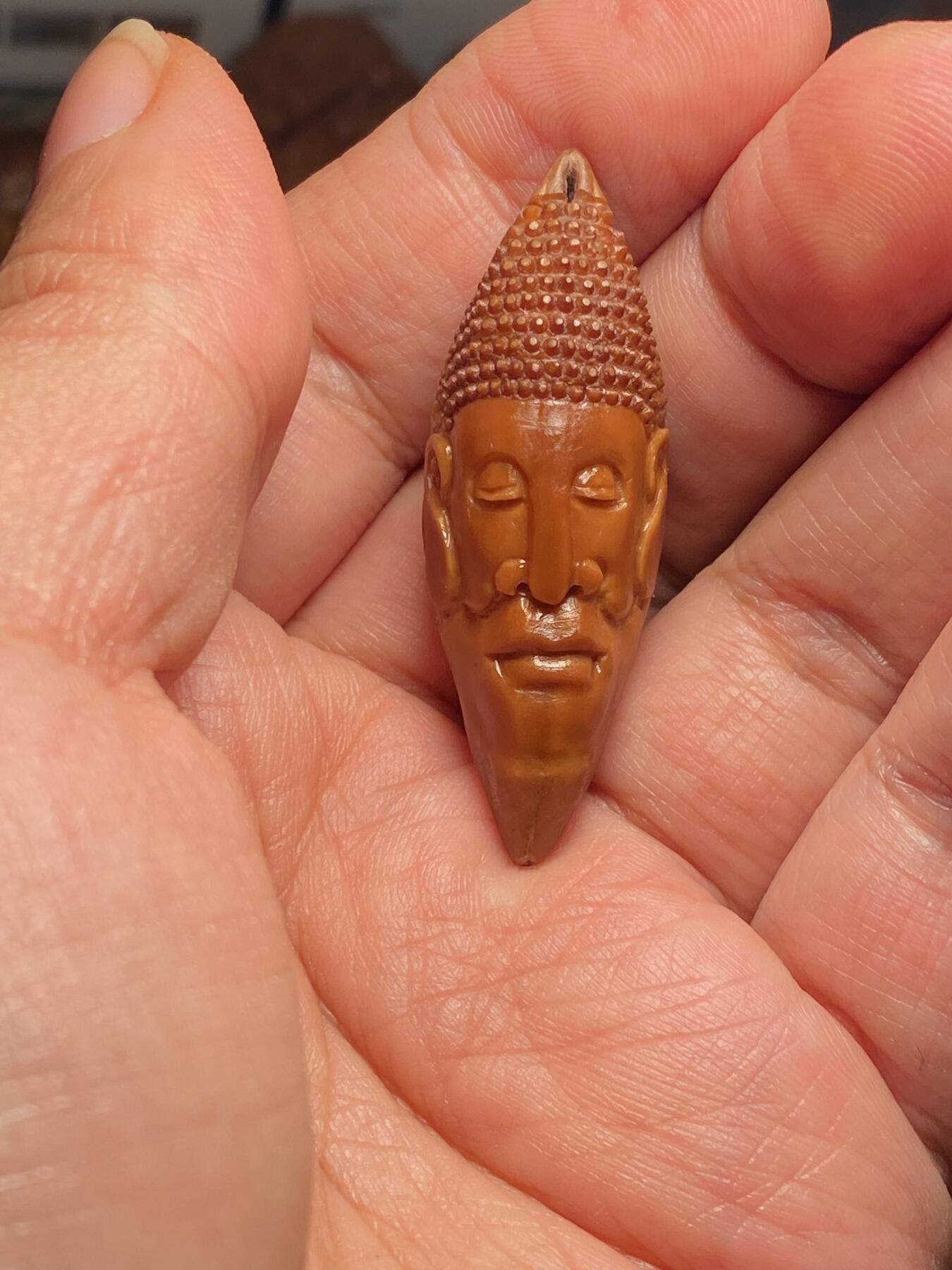 中国非物质文化遗产，苏工核雕 福利苏工核雕，纯手工雕刻，老苏工柳叶佛头，个性十足，等待有缘人尺寸1。6x4.7喜欢的来