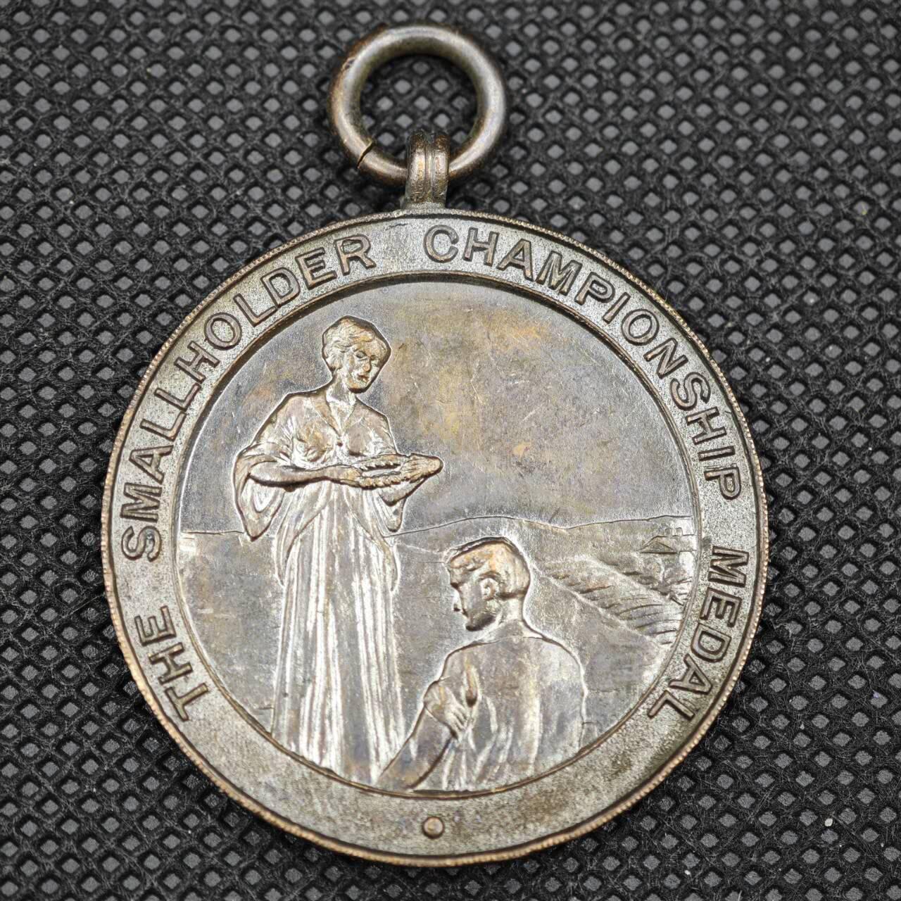 【淘币小摊】限时拍第八百一十六拍  纪念章场  满百包邮可预留两周  周一统一发货  1952年英国普利茅斯地区“小佃农冠军”荣誉奖章 直径38mm