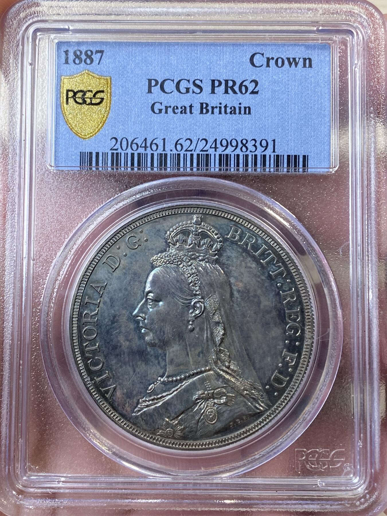 万国钱币拍卖第056期 PCGS PR62 1887英国维多利亚女王高冠马剑精制克朗  发行量仅1084枚的精制马剑 与爱七Matte和乔五木马相比依旧保留了古典时代的韵味 而精制工艺也达到了巅峰水准 双面厚重乌云五彩 全镜面底板 PC老评水晶盒