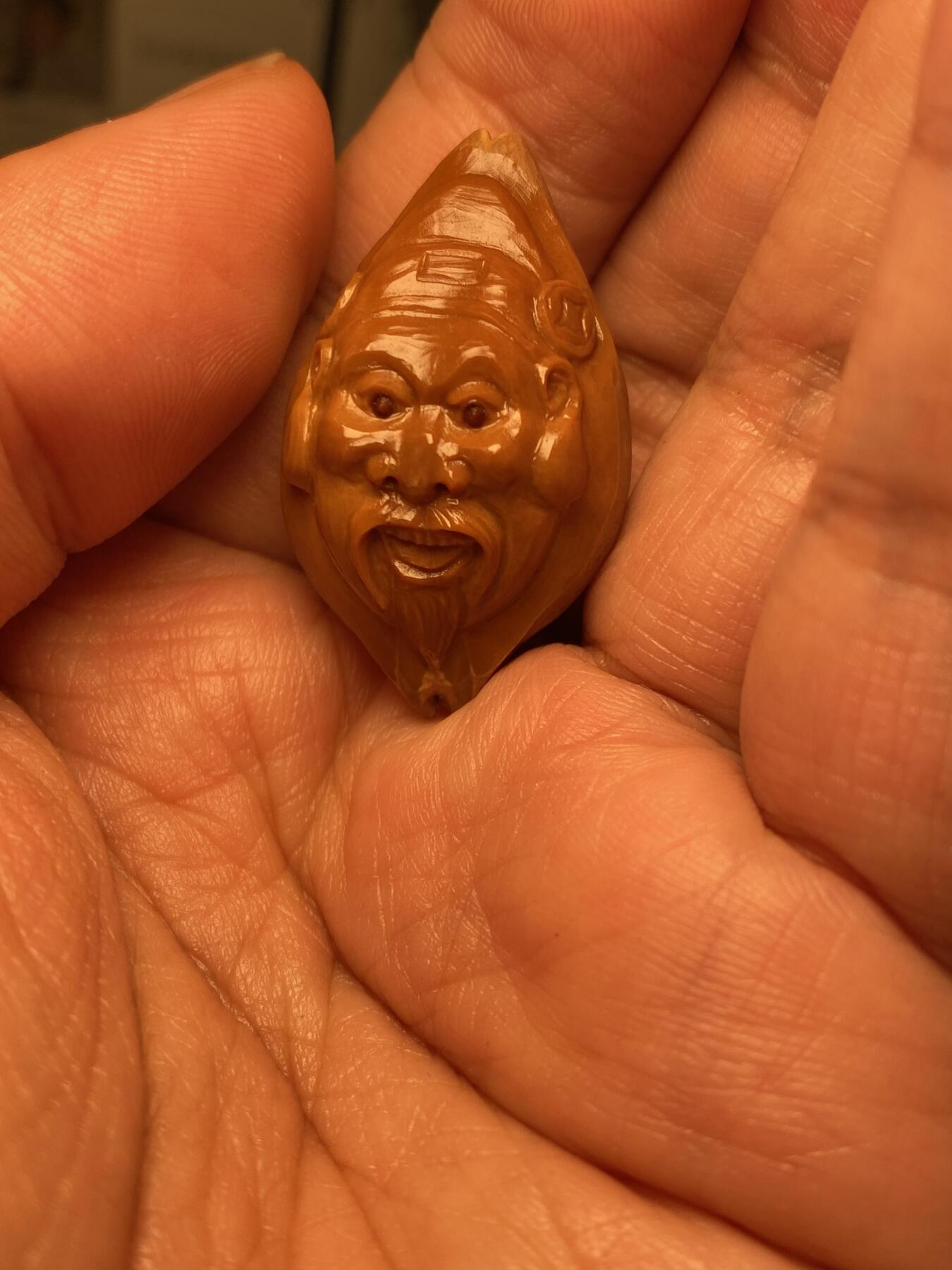 中国非物质文化遗产，苏工核雕 福利苏工核雕，纯手工雕刻，老苏工老财，个性十足，等待有缘人，市场无同款，尺寸2。28x3.68喜欢的来