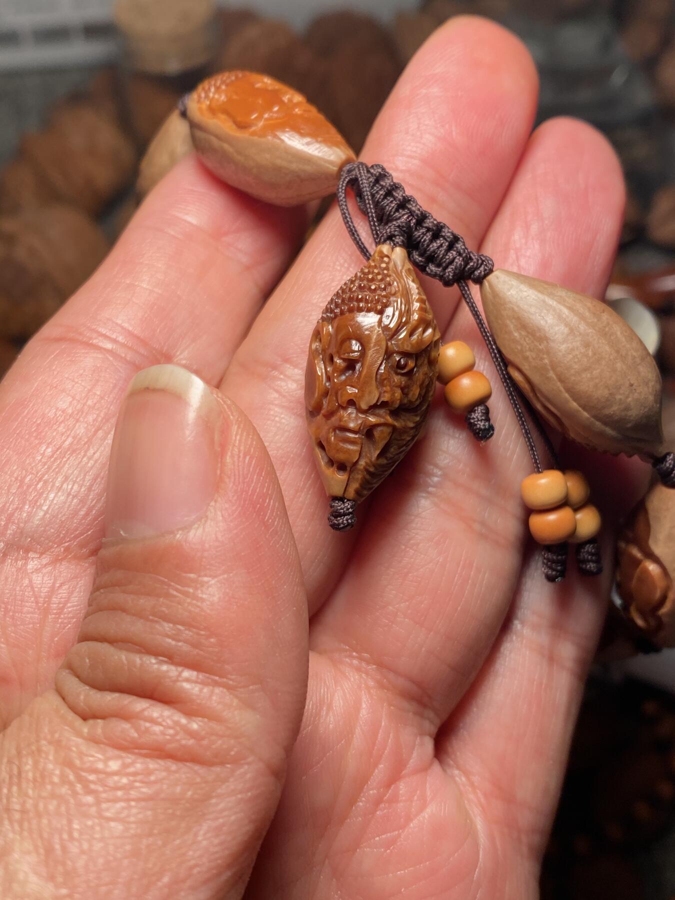 中国非物质文化遗产，苏工核雕 福利苏工核雕，纯手工雕刻，老苏工20年老核一念之间，个性十足，等待有缘人尺寸1。4x2.75喜欢的来