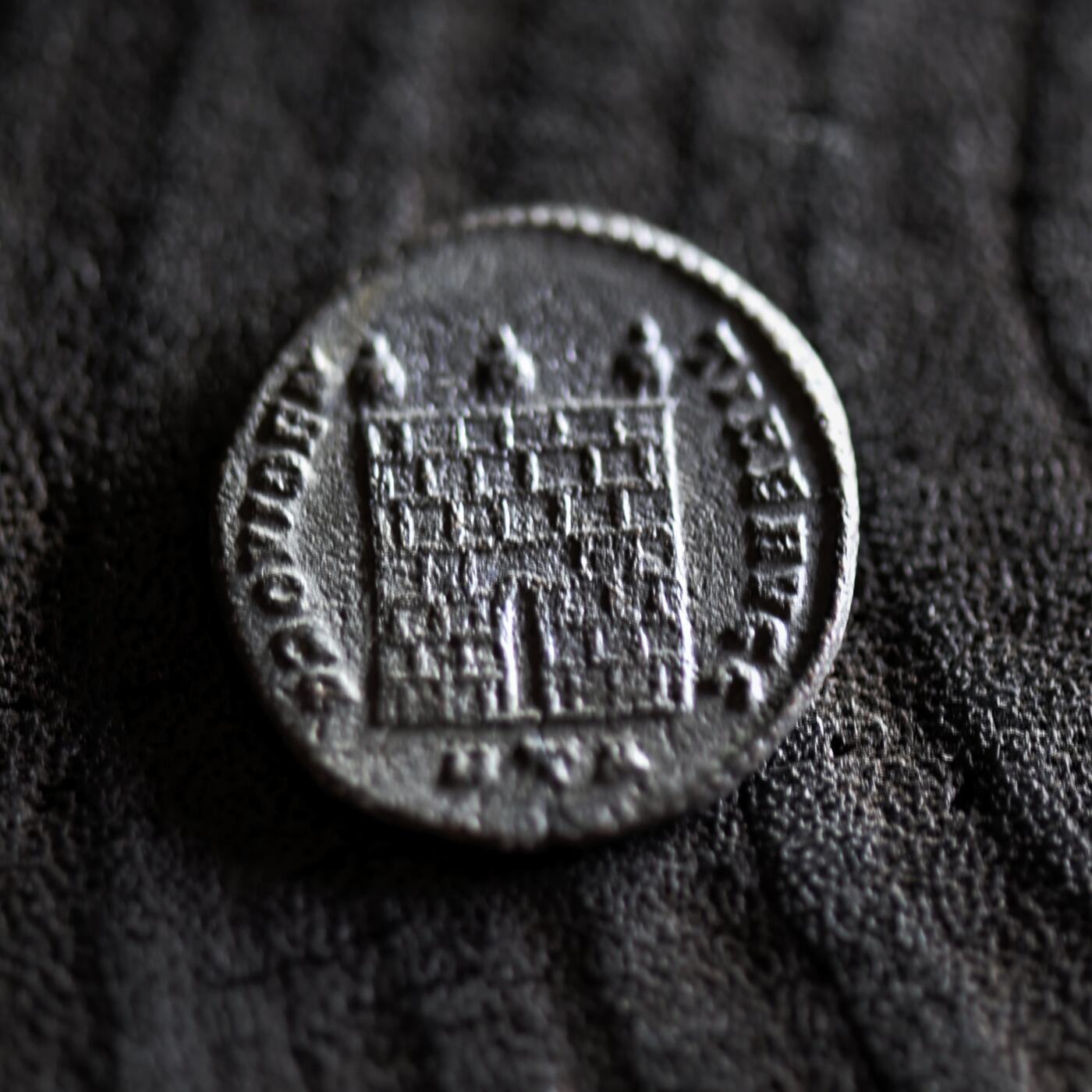 【良泉】【2025年最后一场】12月18日晚19.30点开拍！188组【直播场】西方古代钱币、丝路杂项、印章！ 公元317年【古罗马】李锡尼面左版“军塔营门”铜币，赫拉克利亚造币厂，2.77克