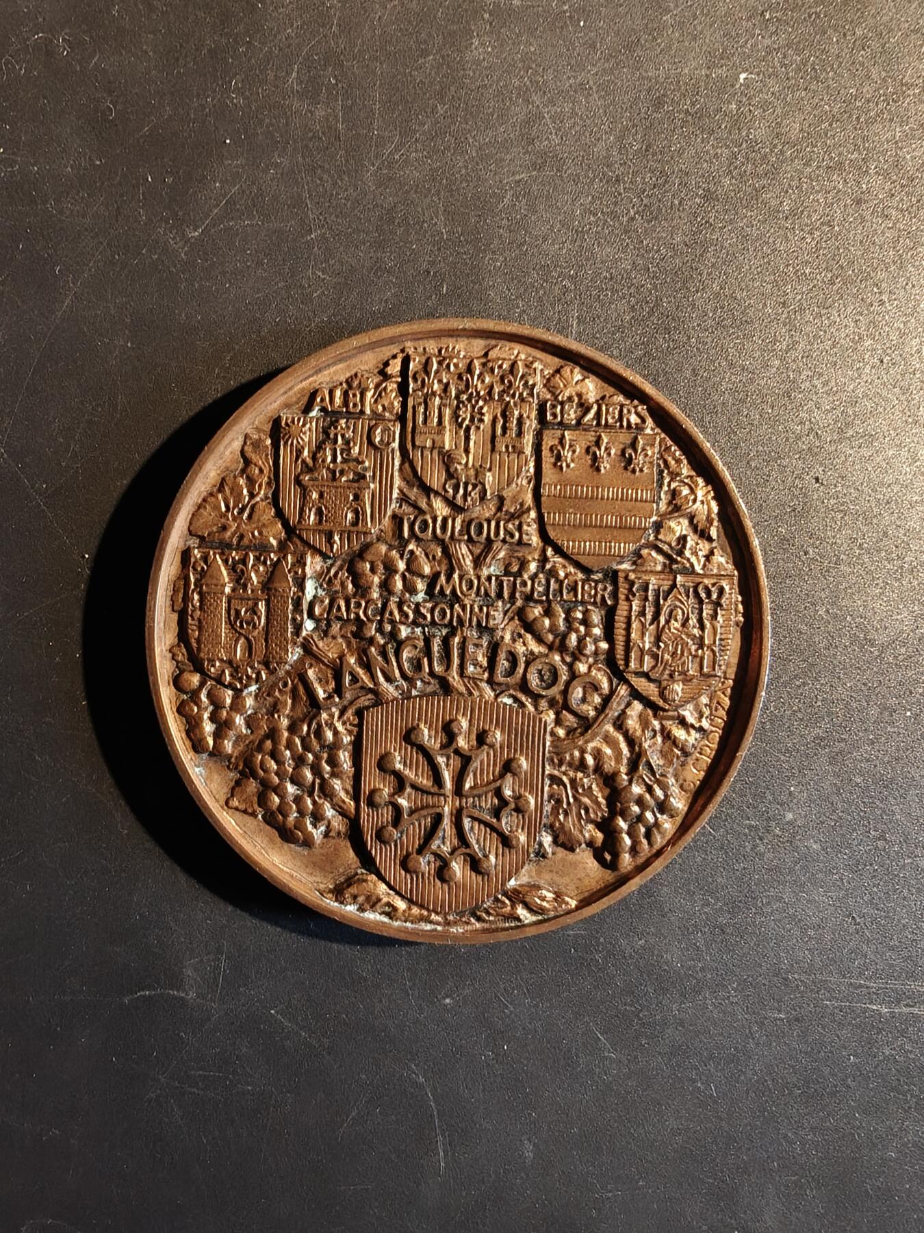 老王徽章第167期 法国南部朗格多克地区葡萄酒行会大铜章     该地区以葡萄酒产业闻名    正面描绘了四个人在葡萄藤下跳舞的场景，称为“葡萄架之舞”或“藤蔓之舞”      直径66mm.     重量144.7g 