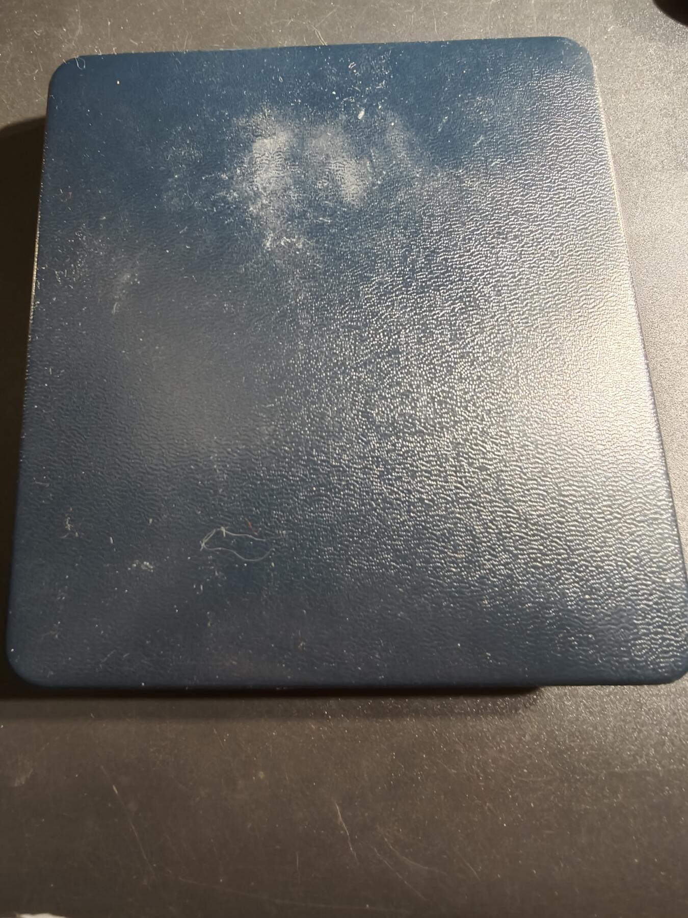 老王徽章第167期 法国全国退伍老兵协会阿尔及利亚战争停火35周年纪念章     原盒      直径78mm.    重量191.5g