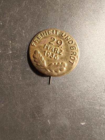 老王徽章第167期 - 德三1936“自由与面包”口号证章