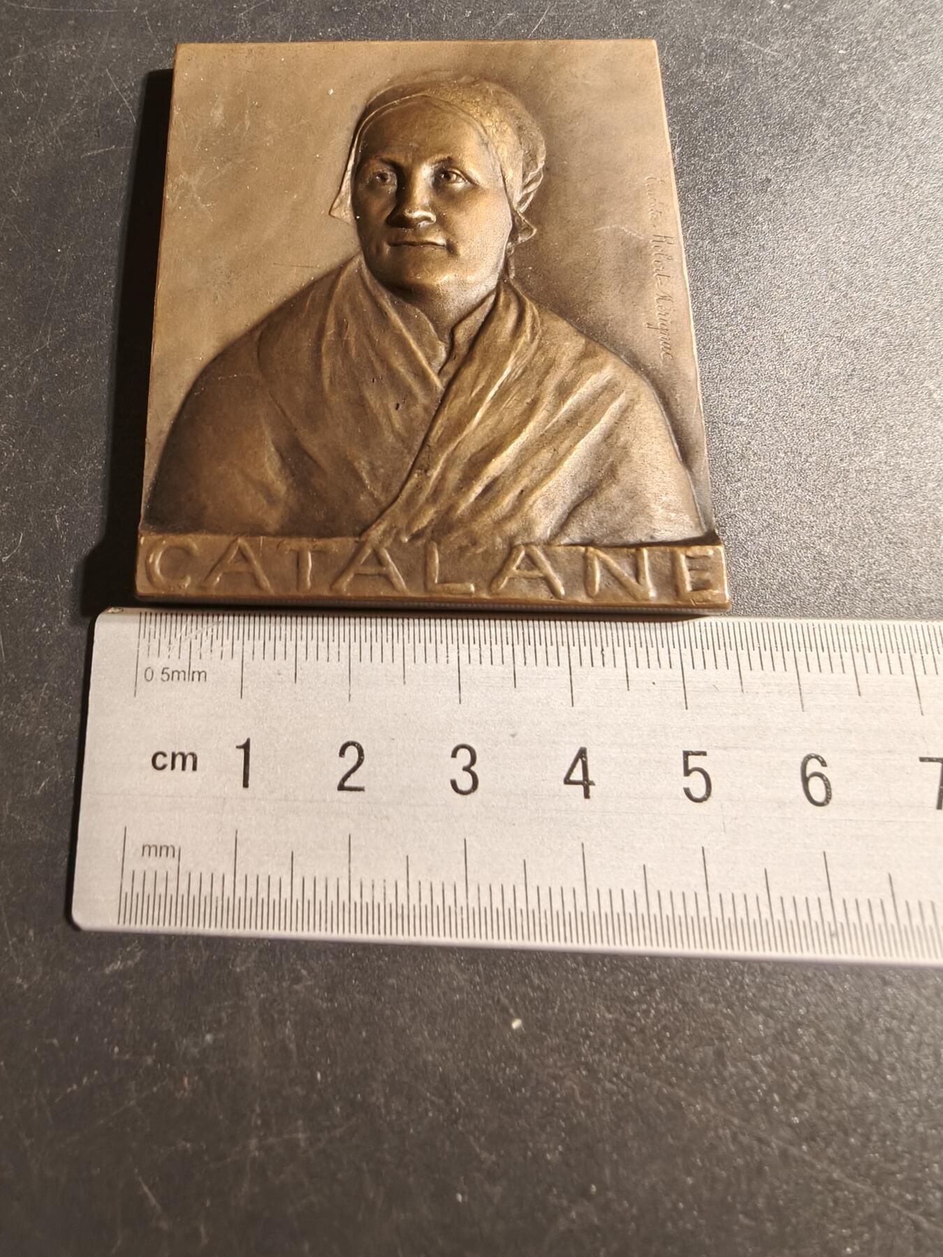 老王徽章第167期 法国19世纪加泰罗尼亚传统女性方形大铜章     高浮雕     尺寸52×63mm.     重量130g