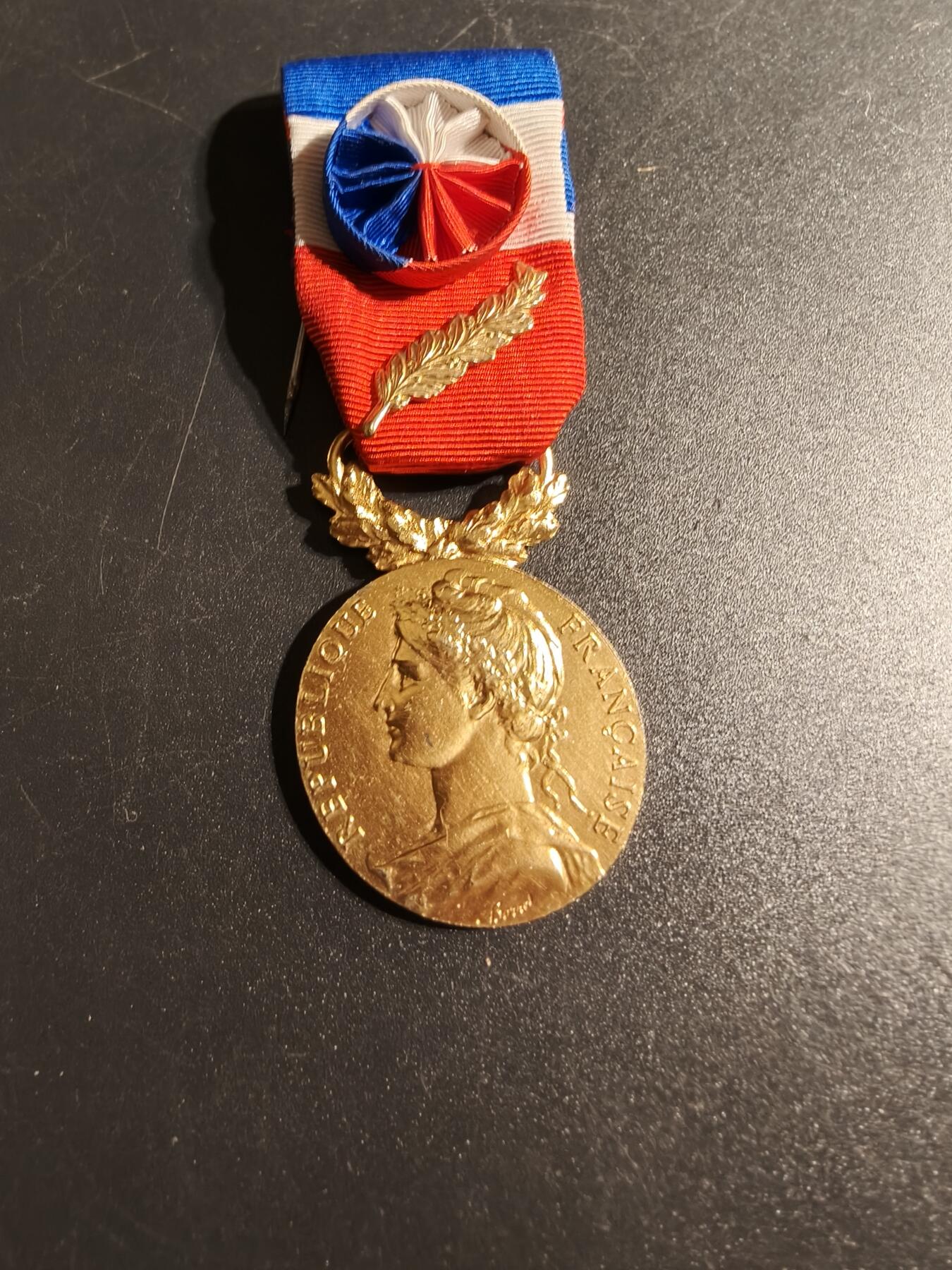 老王徽章第167期 法国金级劳工奖章    950银镀金     金棕榈勋饰     15.8g