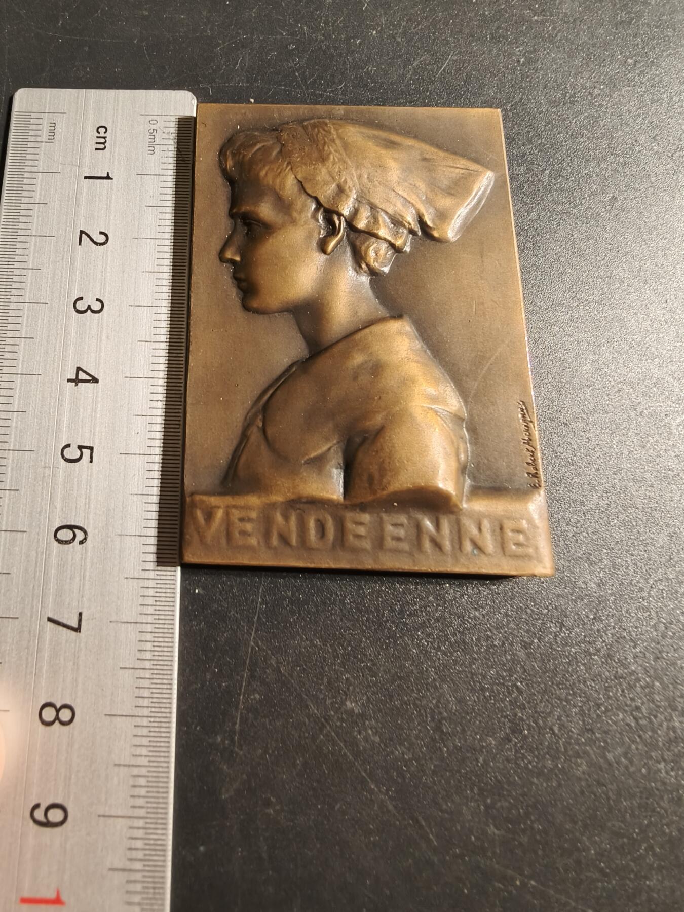 老王徽章第167期 法国旺代传统女性方形大铜章     高浮雕     尺寸63×40mm.    重量111.4g