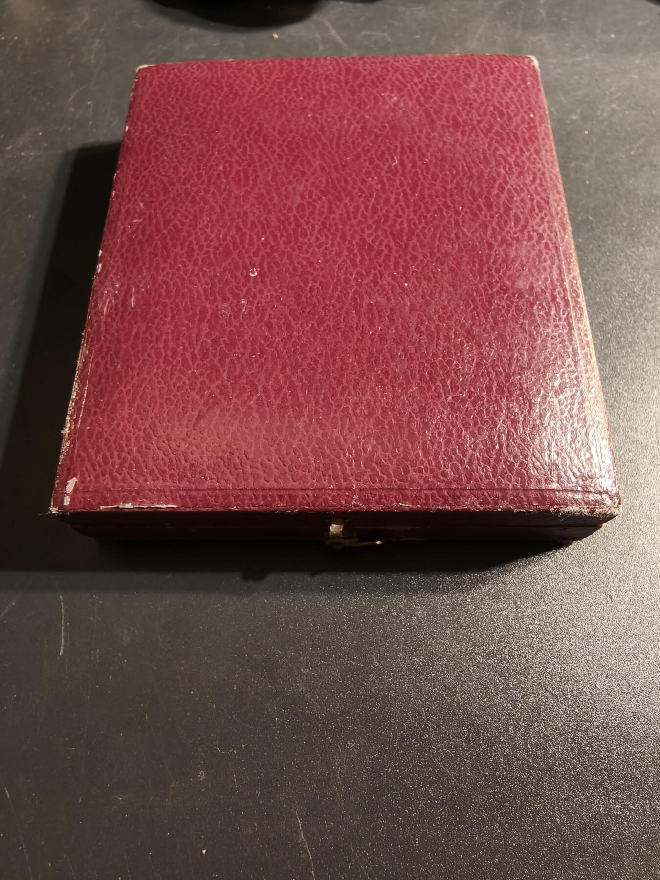 老王徽章第167期 法国陶瓷工业联合会方形大铜章    原盒     大师普鲁多姆作品    尺寸65×49mm.    重量113.6g