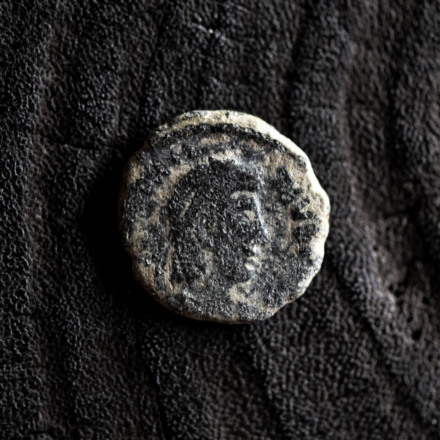 【良泉】【2025年最后一场】12月18日晚19.30点开拍！188组【直播场】西方古代钱币、丝路杂项、印章！ 【少见】公元351-355年【古罗马】君士坦提乌斯二世“皇帝站像”小铜币，1.45克