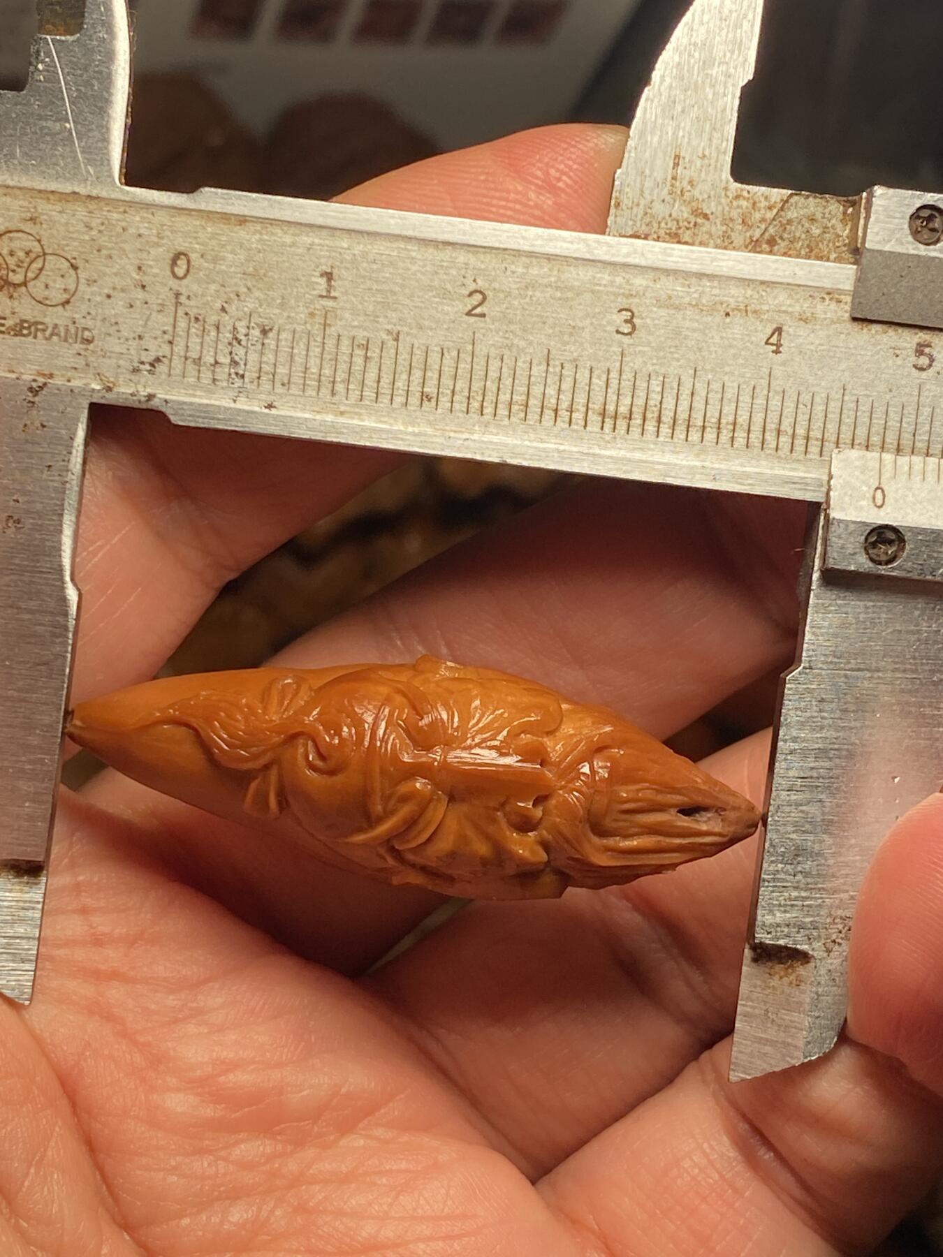 中国非物质文化遗产，苏工核雕 福利苏工核雕，纯手工雕刻，老苏工留刀痕关二哥个性十足，等待有缘人尺寸1。6x4.8喜欢的来