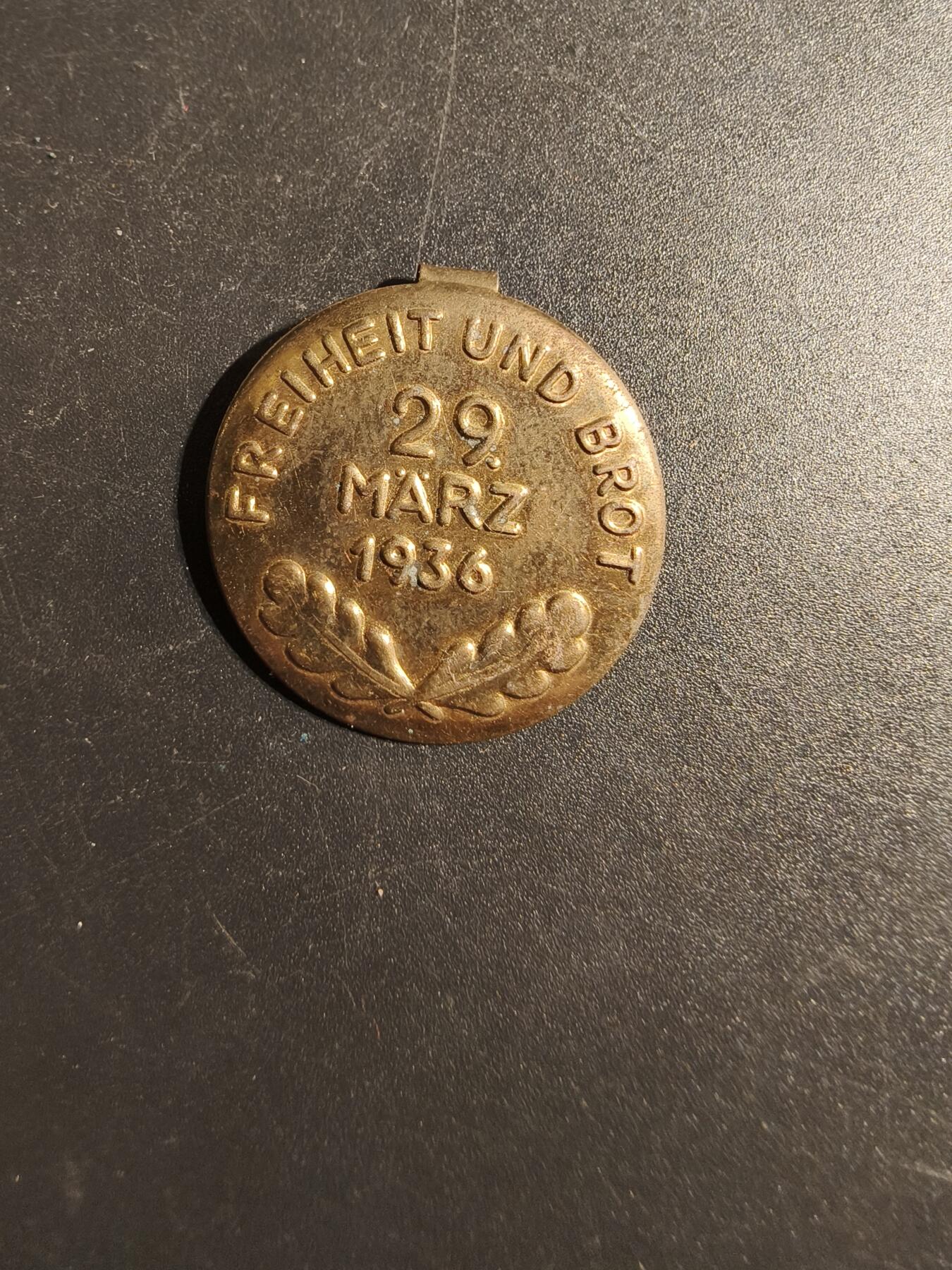 老王徽章第167期 德三1936“自由与面包”口号证章