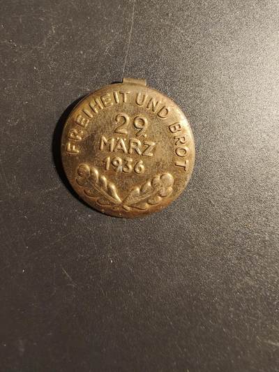 老王徽章第167期 - 德三1936“自由与面包”口号证章