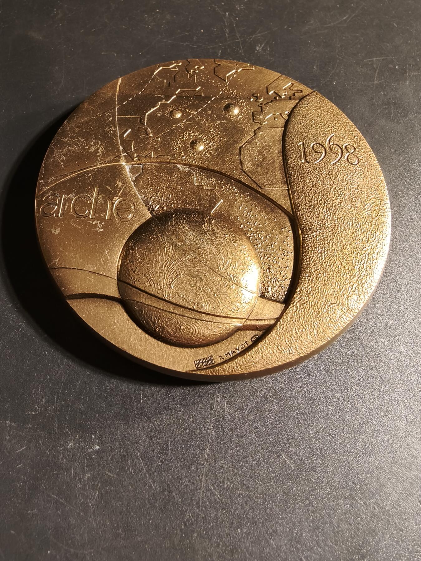 老王徽章第167期 法国艺术协会30周年镀金大铜章      高浮雕     “30年艺术、30年建筑”      直径94mm.    重量627.3g