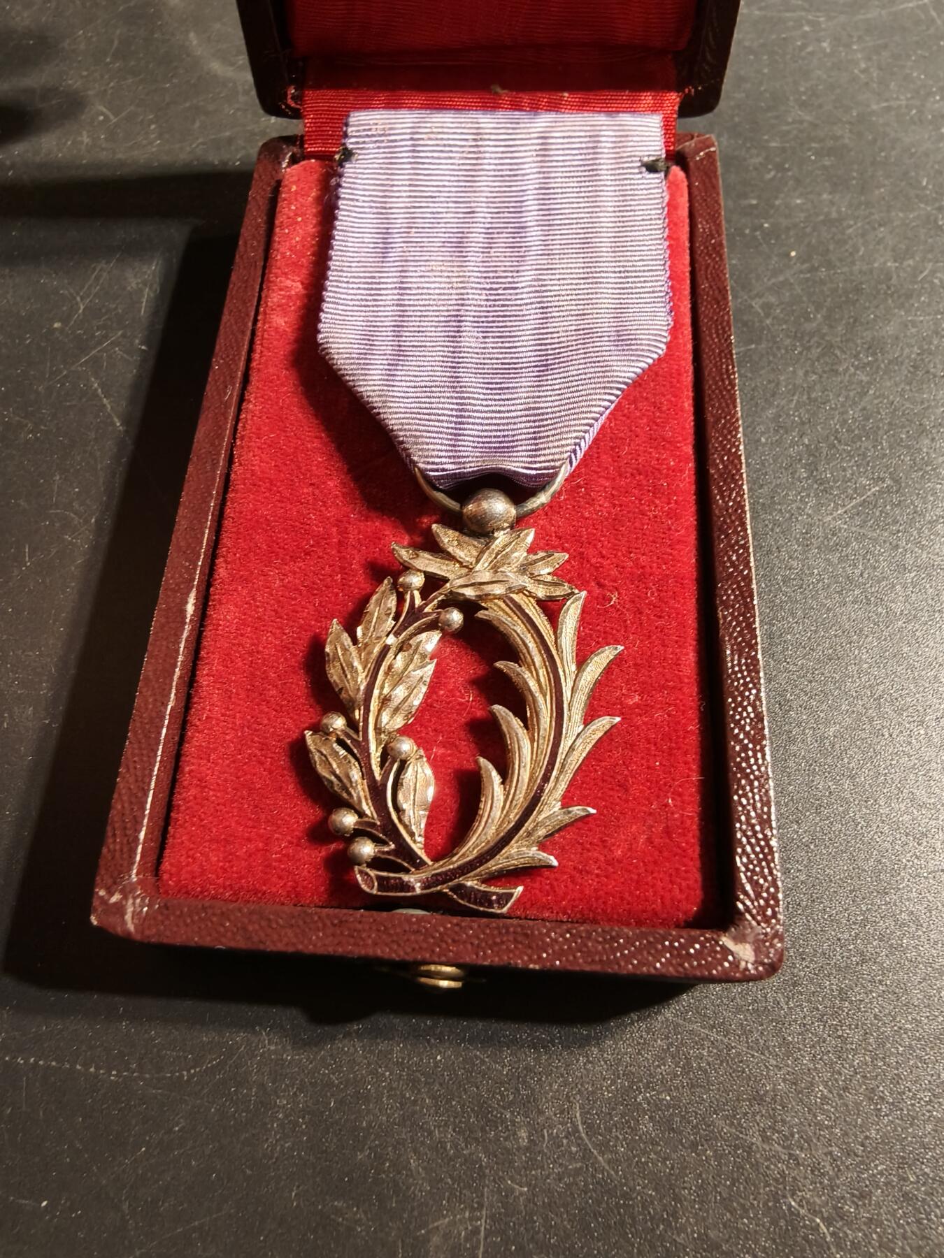 老王徽章第167期 法国骑士级棕榈叶勋章    银质珐琅    原盒