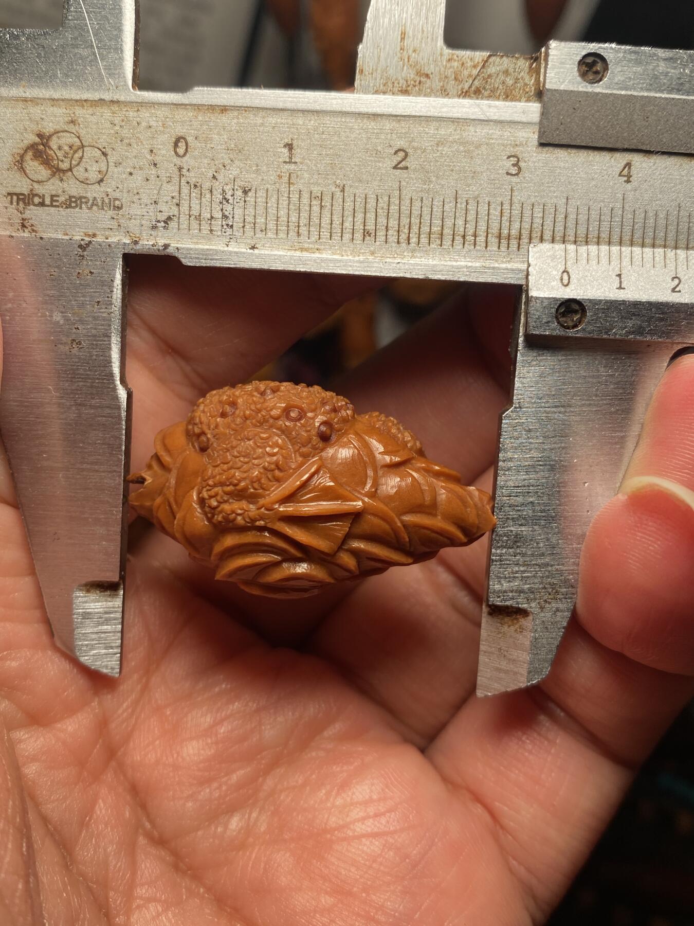 中国非物质文化遗产，苏工核雕 福利苏工核雕，纯手工雕刻，老苏工，招财进宝，金蟾，个性十足，等待有缘人，市场无同款，尺寸2。15x3.5喜欢的来