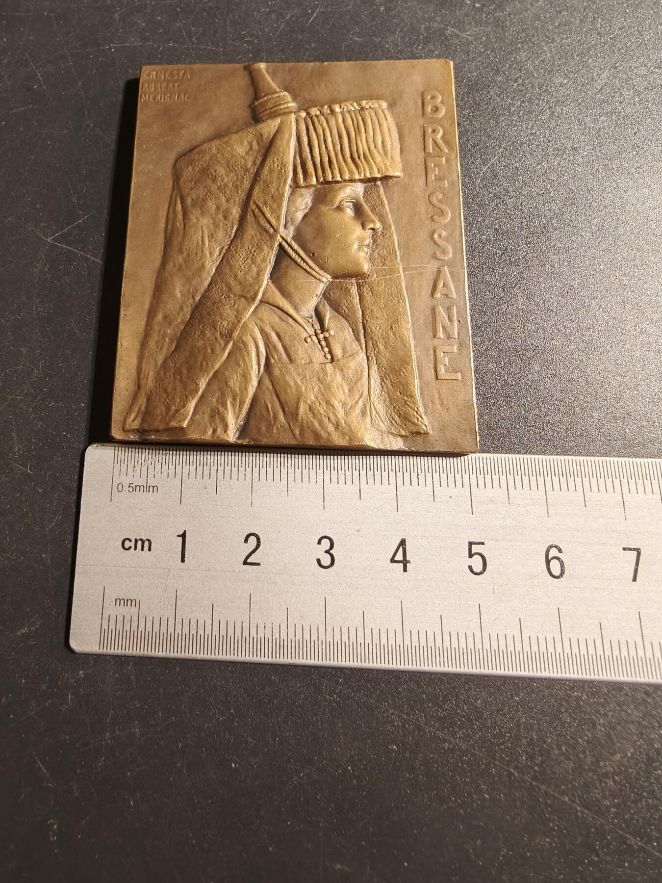 老王徽章第167期 法国勃艮第布莱斯传统女性方形大铜章     高浮雕     尺寸49×63mm.    重量106.7g