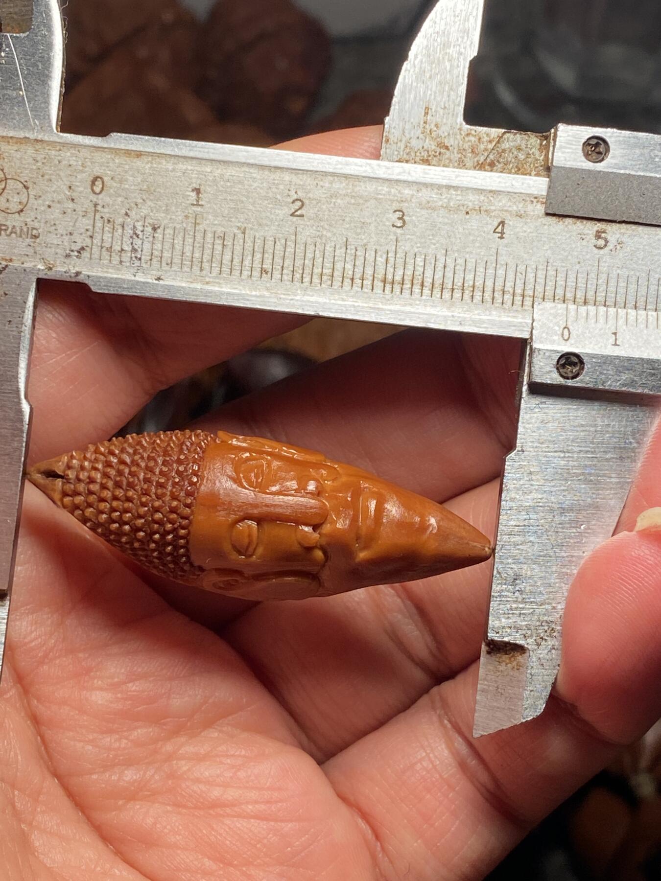 中国非物质文化遗产，苏工核雕 福利苏工核雕，纯手工雕刻，老苏工柳叶佛头，个性十足，等待有缘人尺寸1。6x4.7喜欢的来