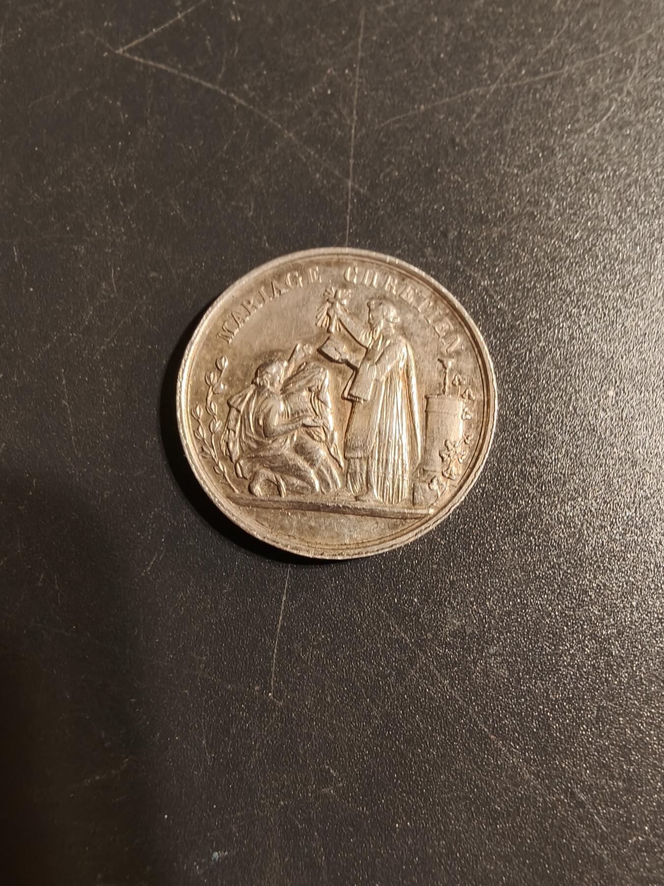 老王徽章第167期 法国银婚章    950银蜜蜂边铭    直径23mm.   重量5g