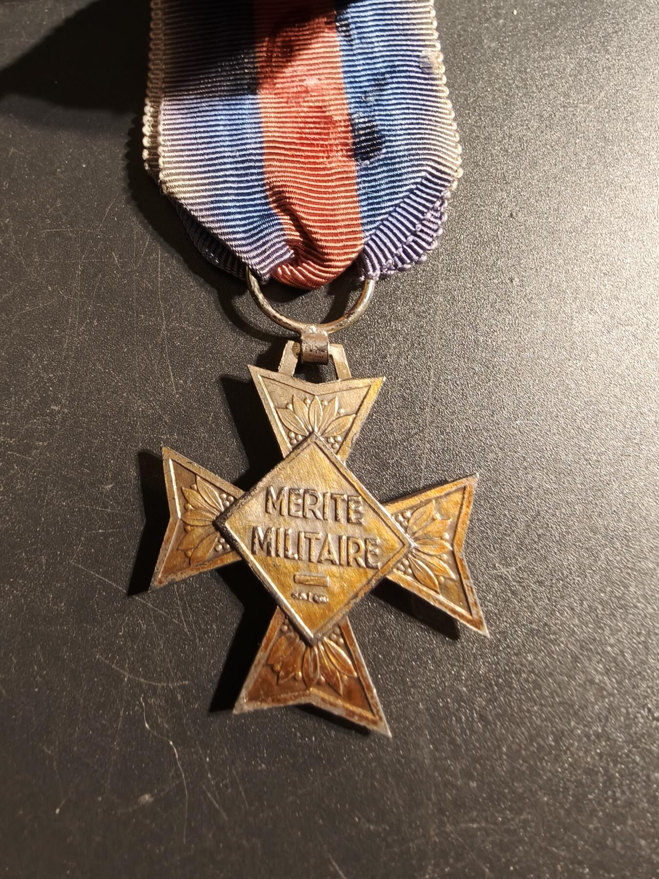 老王徽章第167期 法国军事志愿者十字勋章    四共早期950银版本    原盒