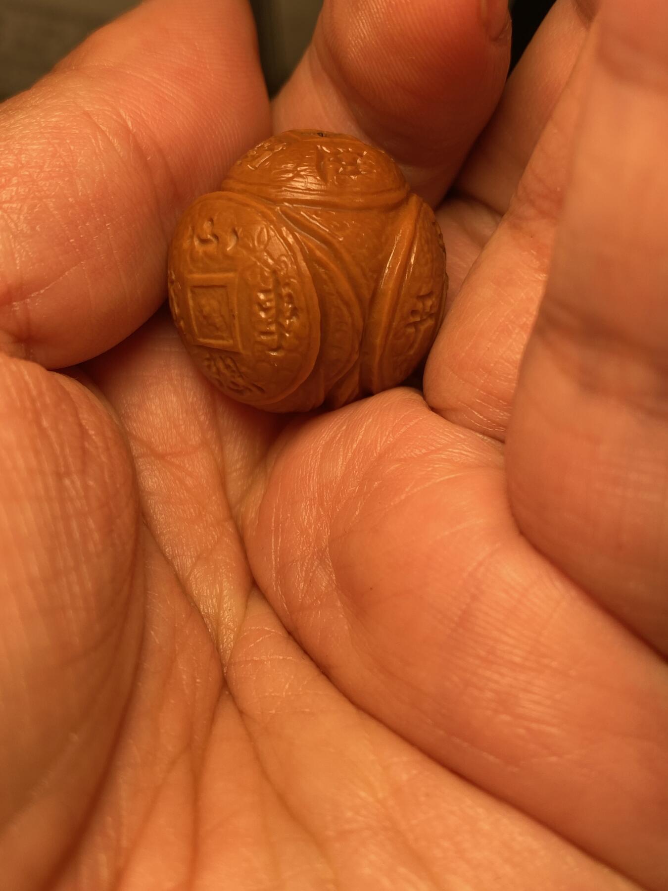 中国非物质文化遗产，苏工核雕 福利苏工核雕，纯手工雕刻，老苏工财源滚滚，个性十足，等待有缘人，市场无同款，尺寸2。5x2.5喜欢的来