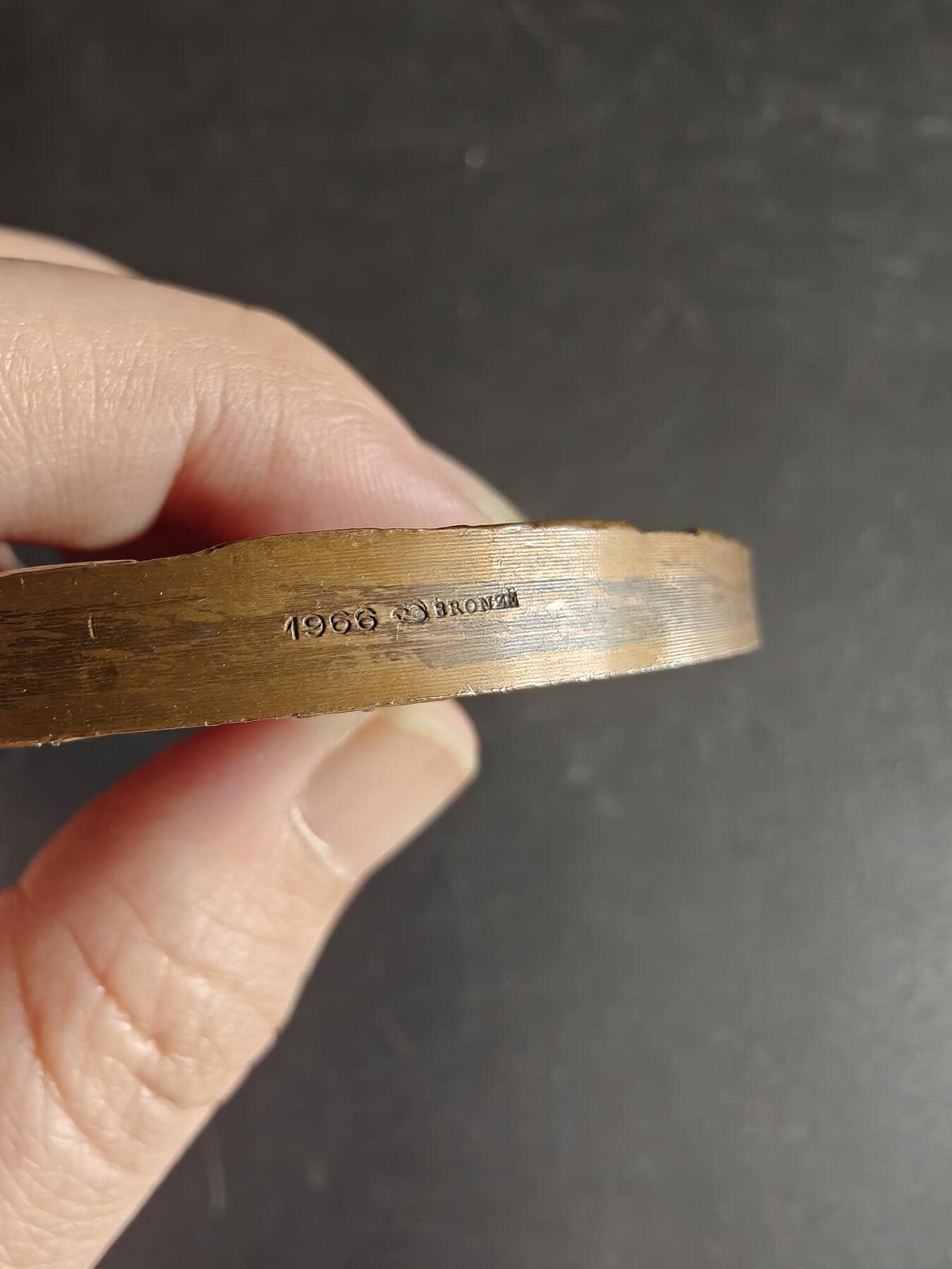 老王徽章第167期 法国瓦尔市议会大铜章     直径72mm     重量210g