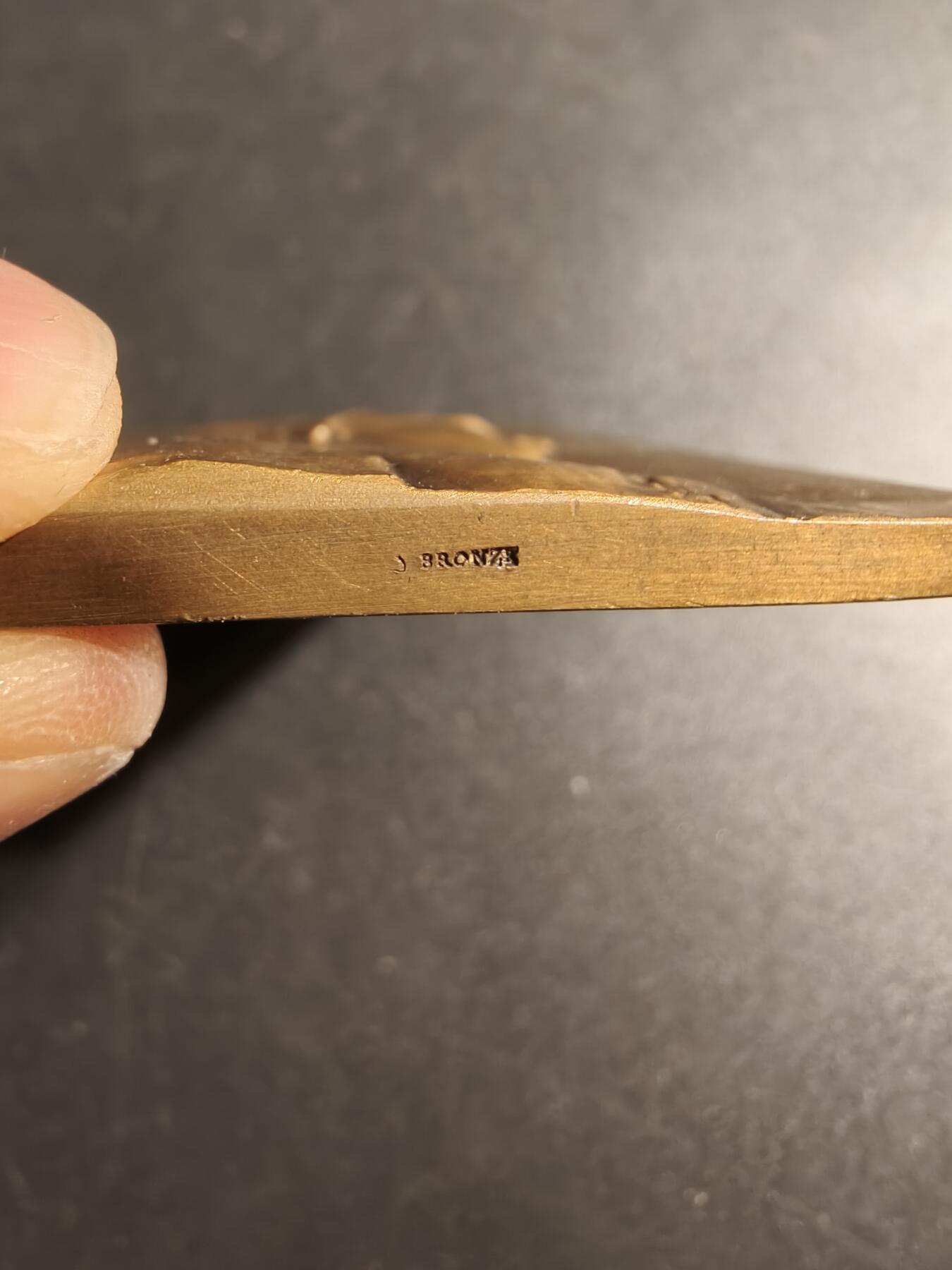 老王徽章第167期 法国波瓦图传统女性方形大铜章     高浮雕     尺寸64×48mm.    重量123.9g