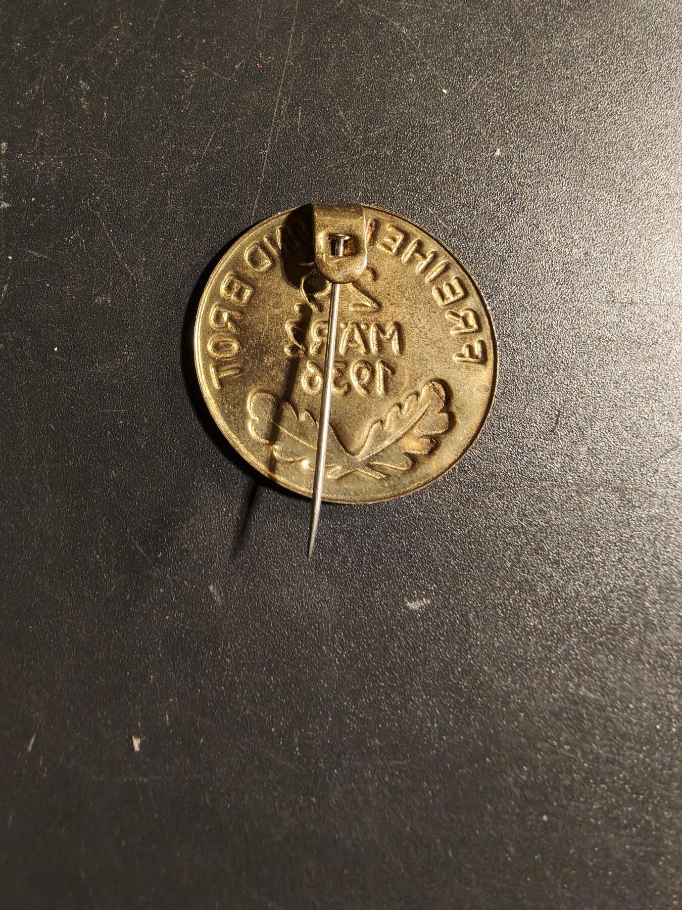 老王徽章第167期 德三1936“自由与面包”口号证章