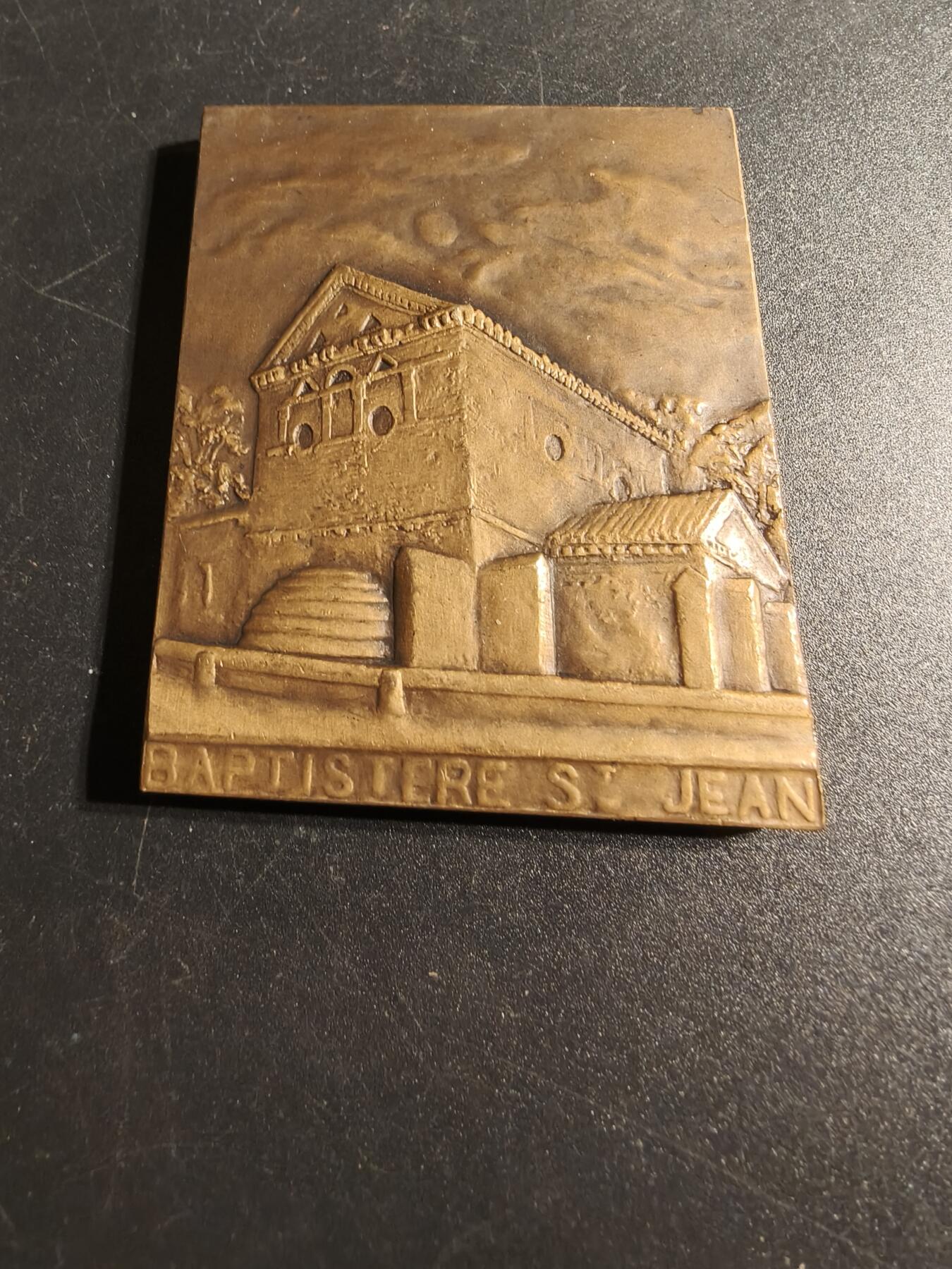 老王徽章第167期 法国波瓦图传统女性方形大铜章     高浮雕     尺寸64×48mm.    重量123.9g