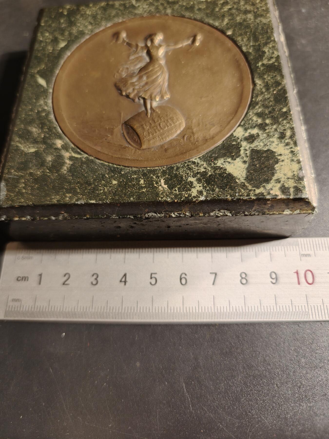 老王徽章第167期 法国啤酒竞赛大铜章    镶嵌在大理石底座    直径95mm.   重量515.7g