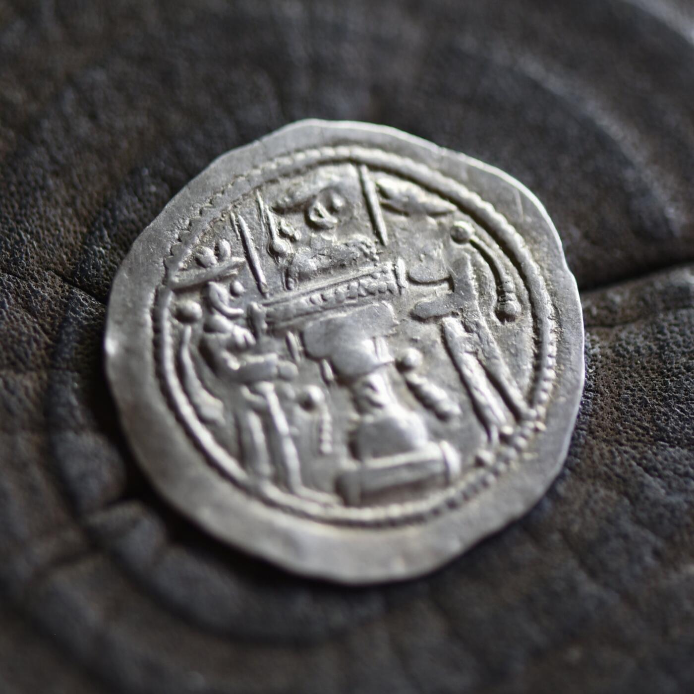 【良泉】【2025年最后一场】12月18日晚19.30点开拍！188组【直播场】西方古代钱币、丝路杂项、印章！ 公元309-379年【萨珊王朝】沙普尔二世，一德拉克马 银币，4.3克