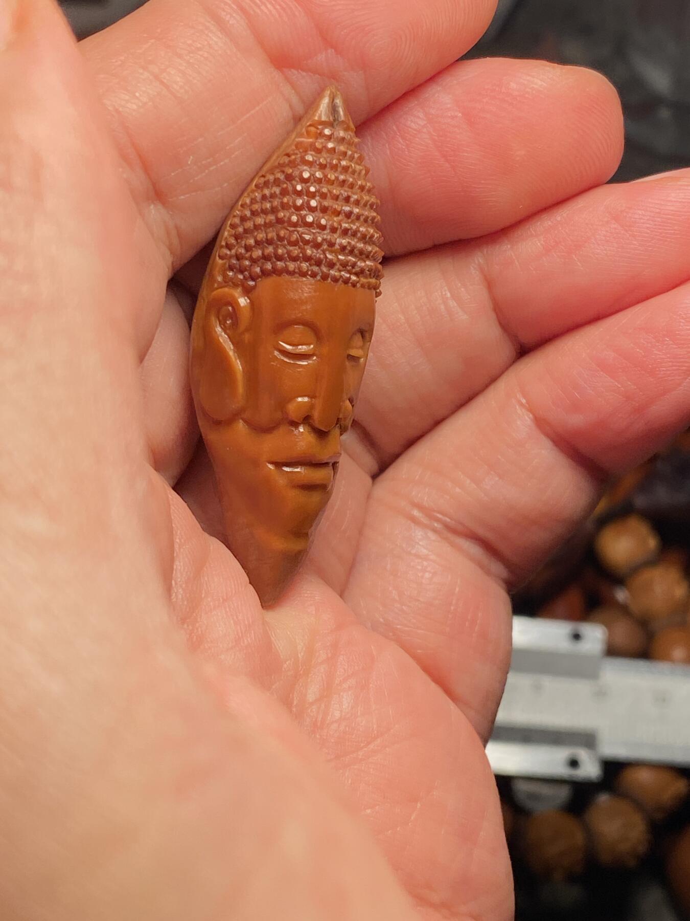 中国非物质文化遗产，苏工核雕 福利苏工核雕，纯手工雕刻，老苏工柳叶佛头，个性十足，等待有缘人尺寸1。6x4.7喜欢的来