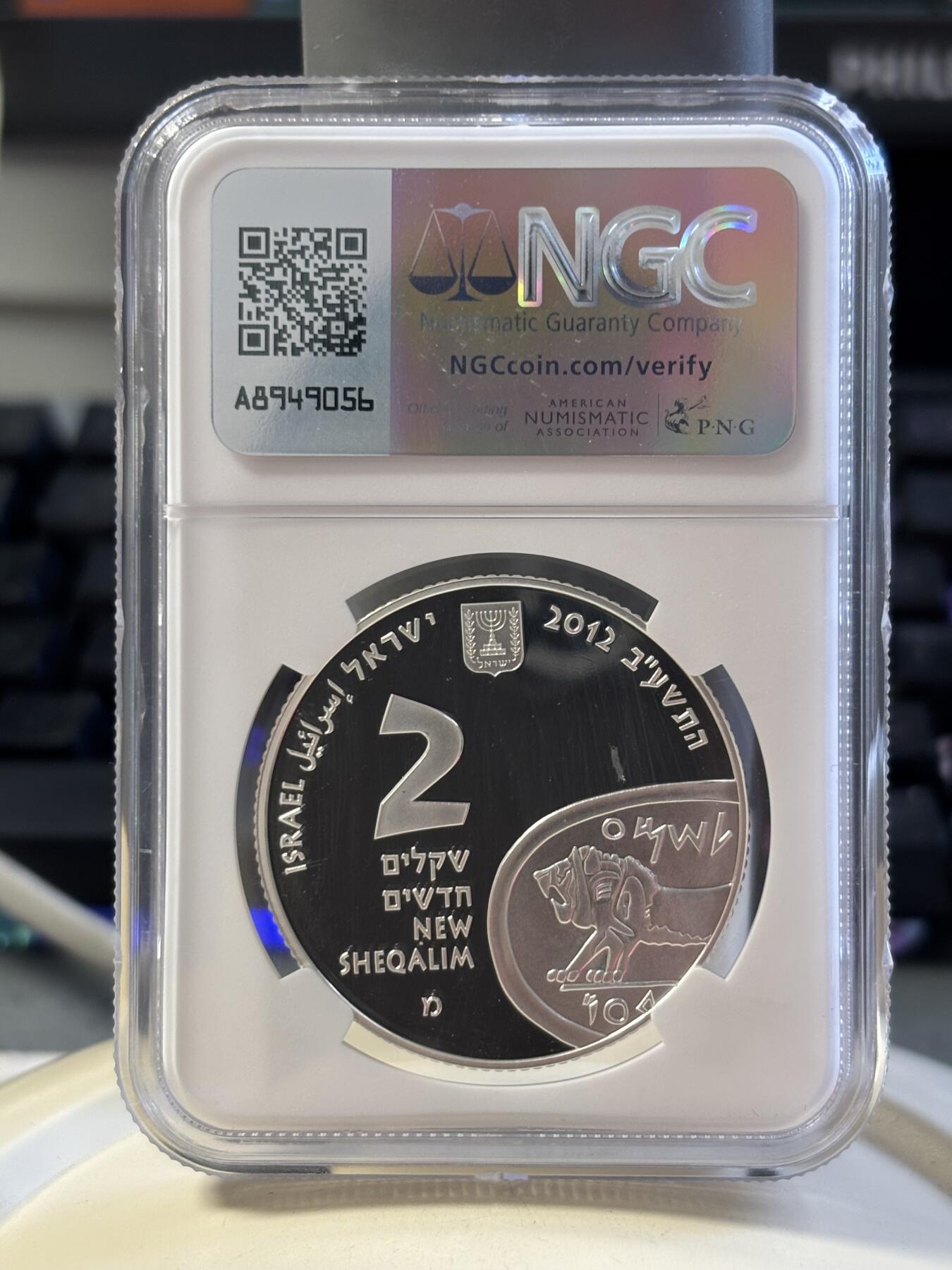 第183期拍卖 以色列2012年圣经系列美吉多山2新谢克尔PROOF银币NGC PF69UC，发行量3000枚，999银。美吉多山是《圣经·启示录》中世界末日善与恶最终决战之地，正面设计陶壶和山谷，通过透视图技法，尤其是山谷及通向内部的栈道，给人一种向里走的感觉，在二维平面银币表现出三维立体効果。原盒证封齐全。